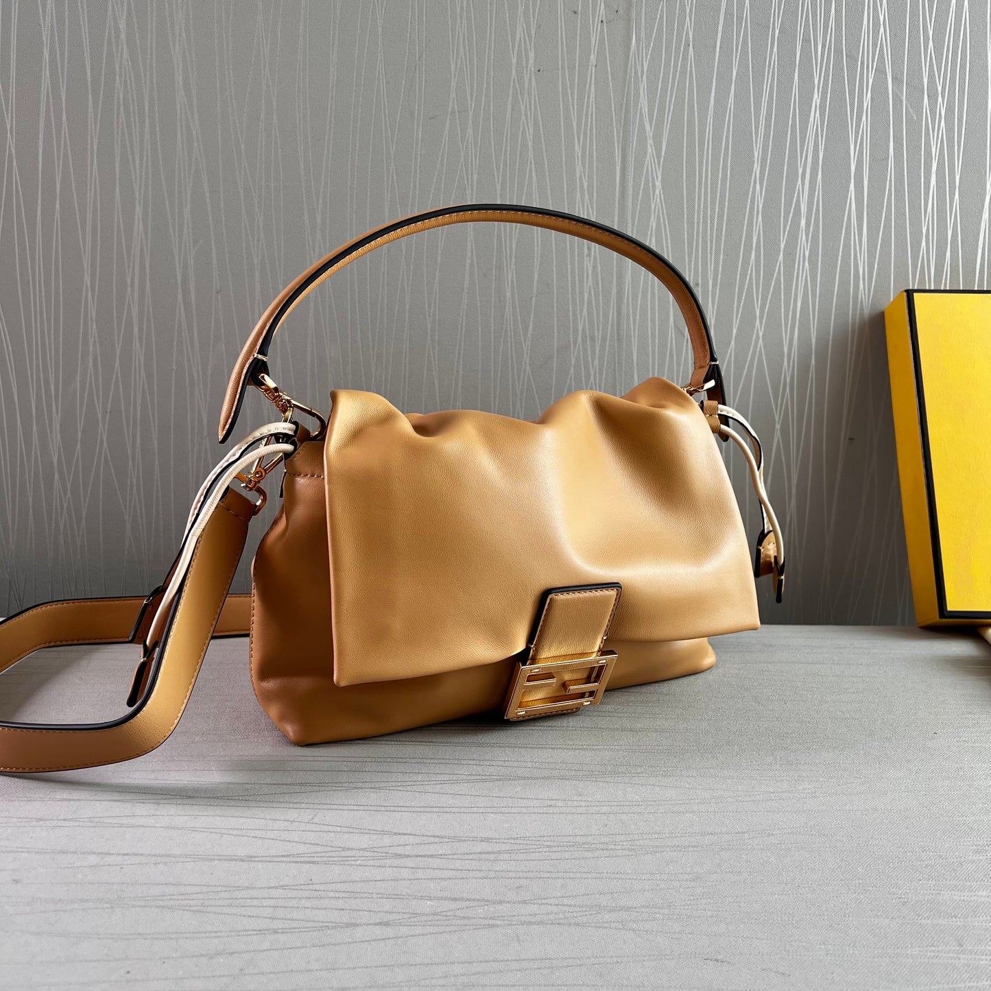 Bolso F piel color beige tamaño mediano