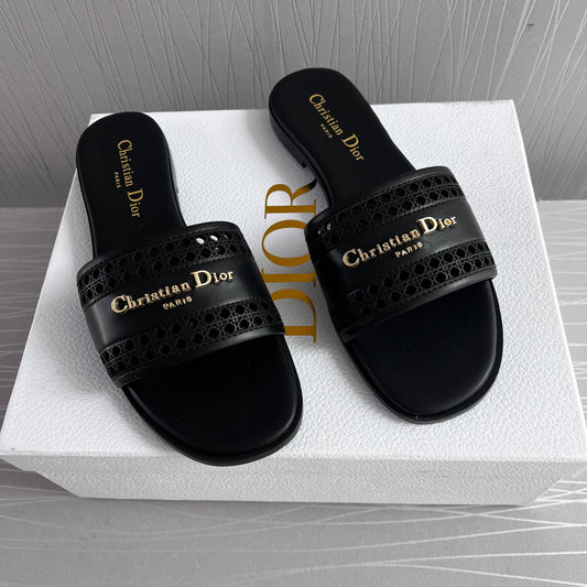 Sandalias D piel color negro con letras doradas
