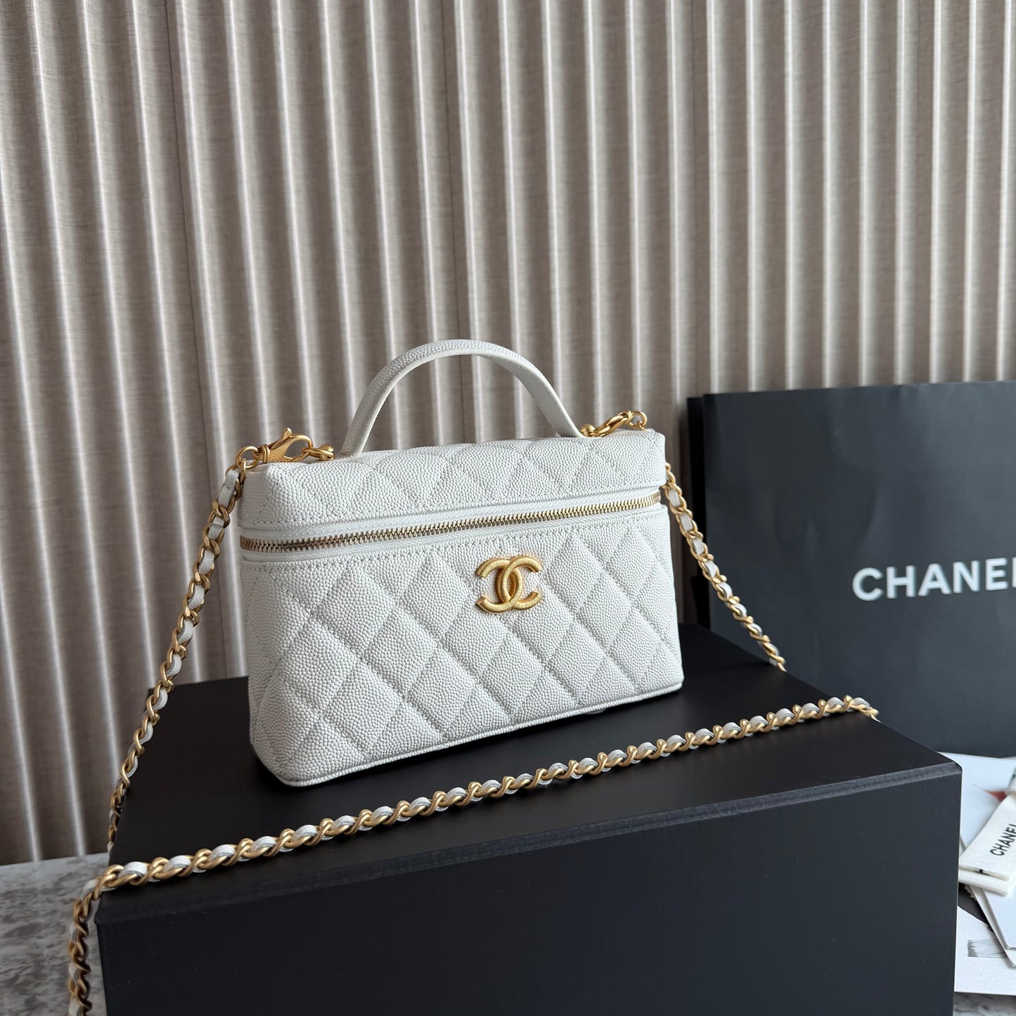 Bolso C-hanel vanity piel caviar color blanco