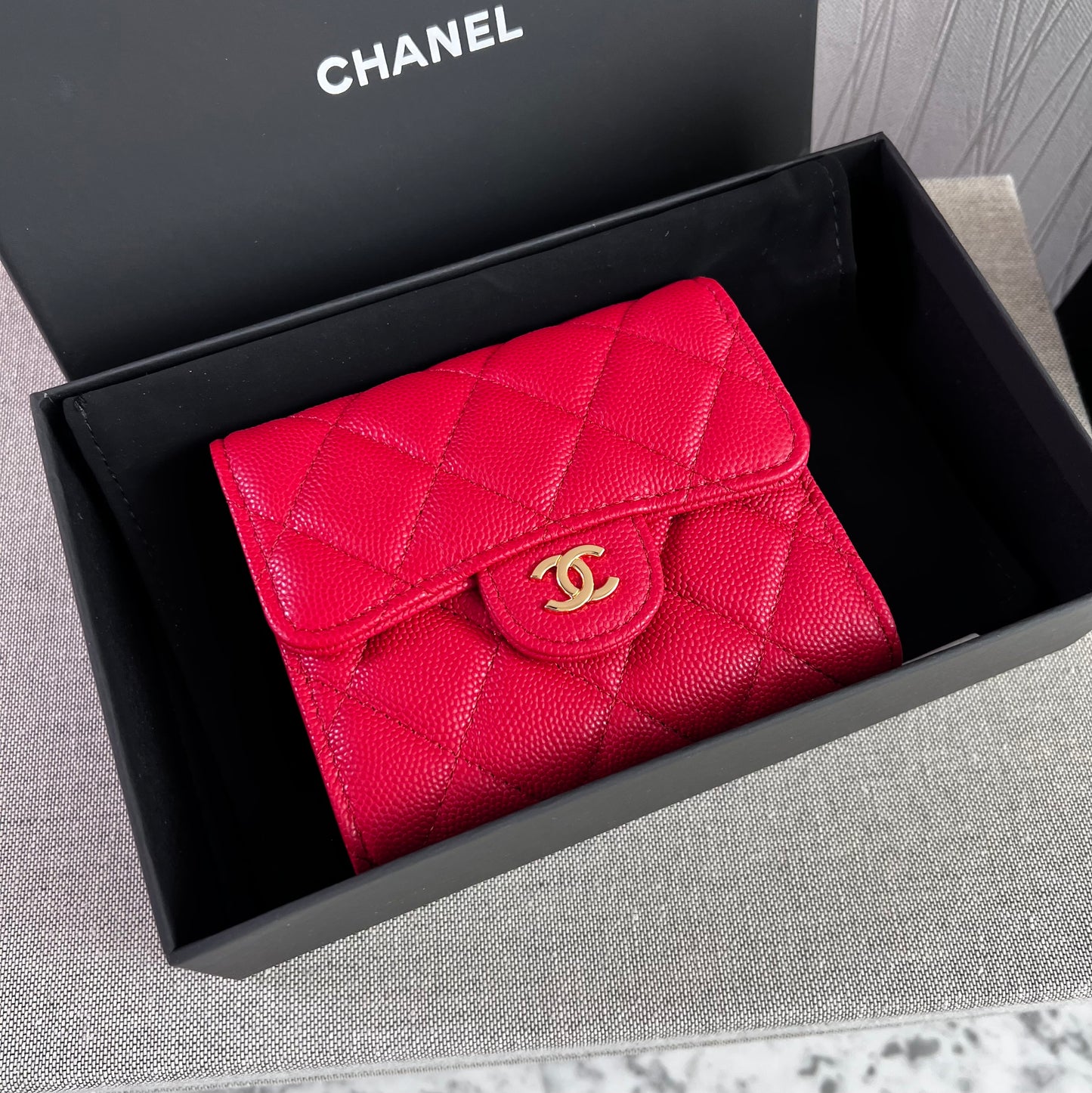 Cartera C-hanel piel caviar color rojo, herraje dorado