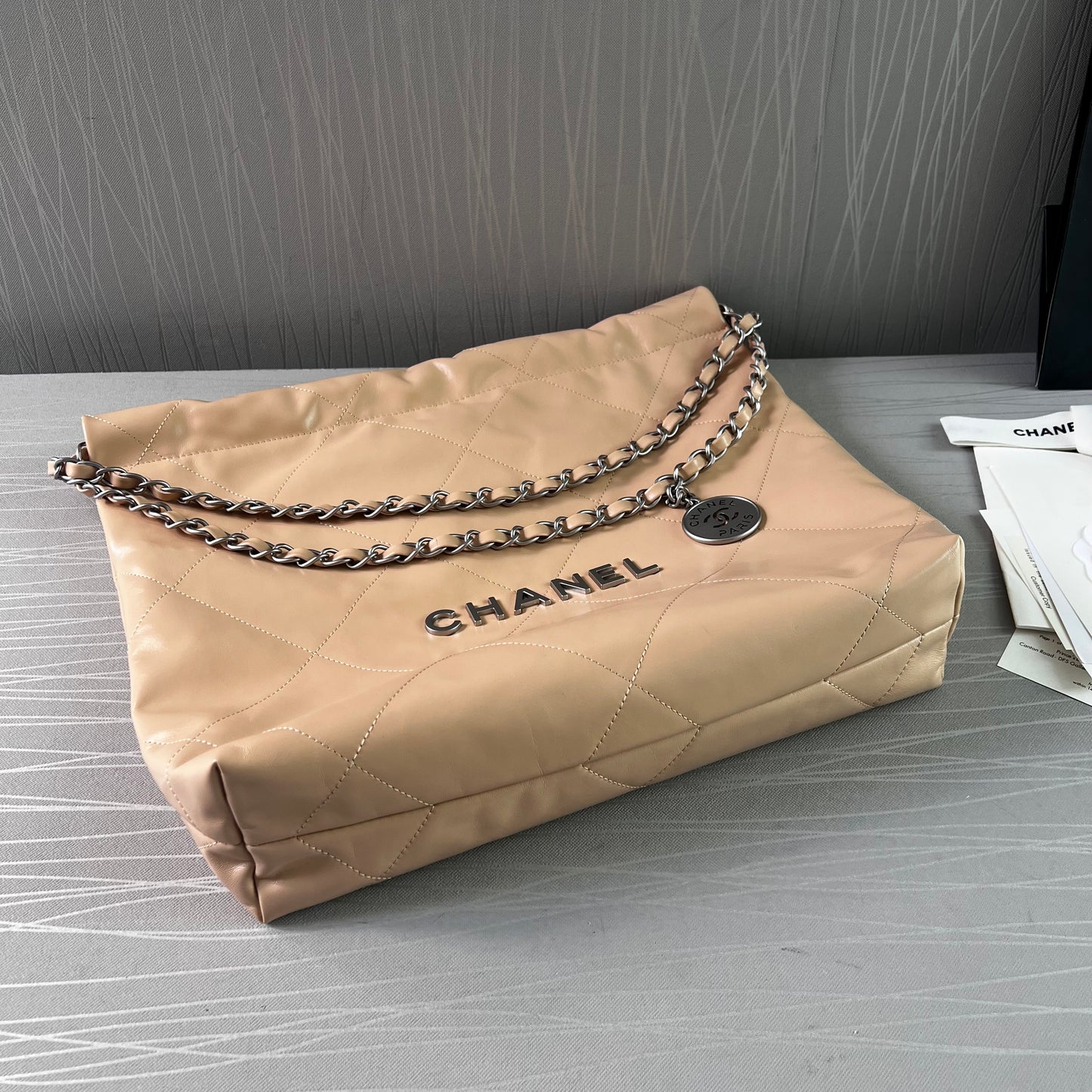 Bolso C piel color beige herrajes plateados