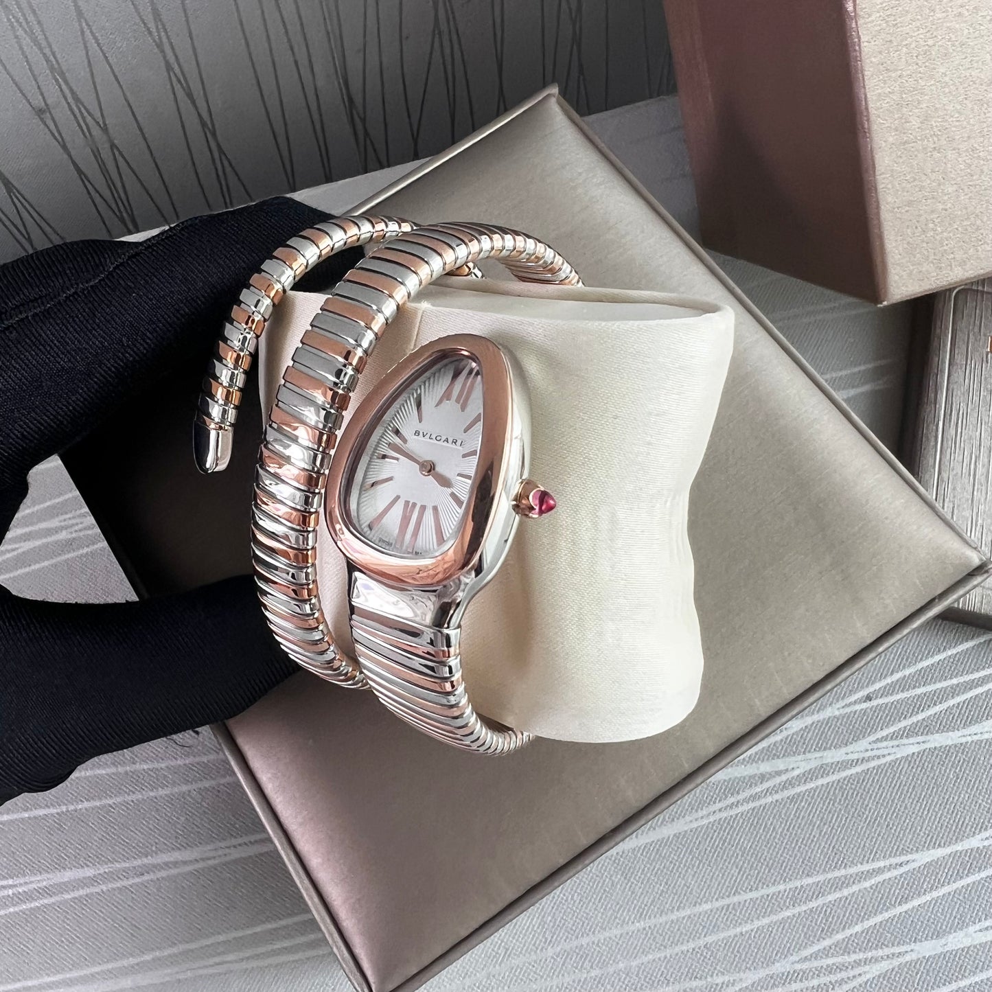 Reloj B brazalete doble en dos tonos , rosa y plateado