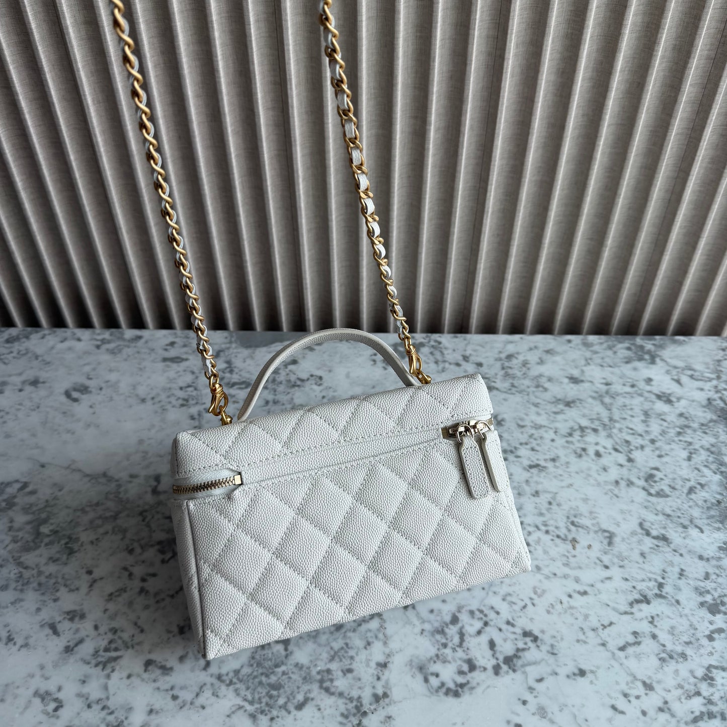 Bolso C-hanel vanity piel caviar color blanco