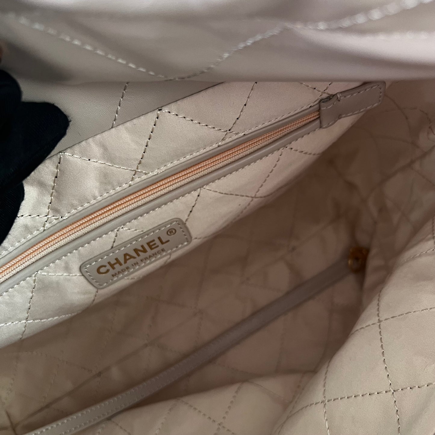 Bolso C piel color beige claro , herrajes dorados