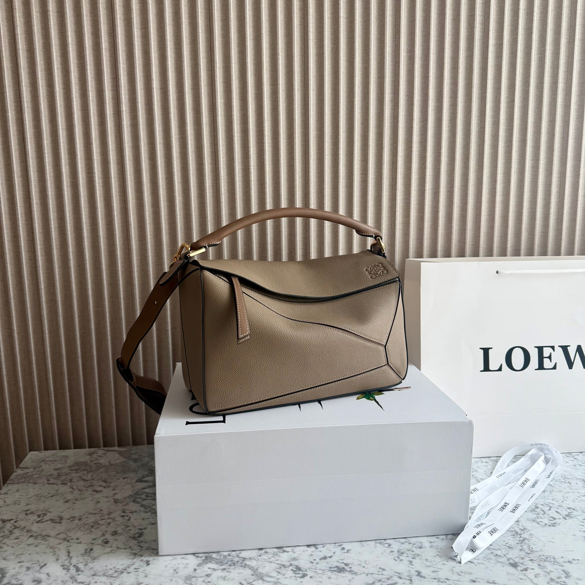 Bolso L-oewe piel color taupe