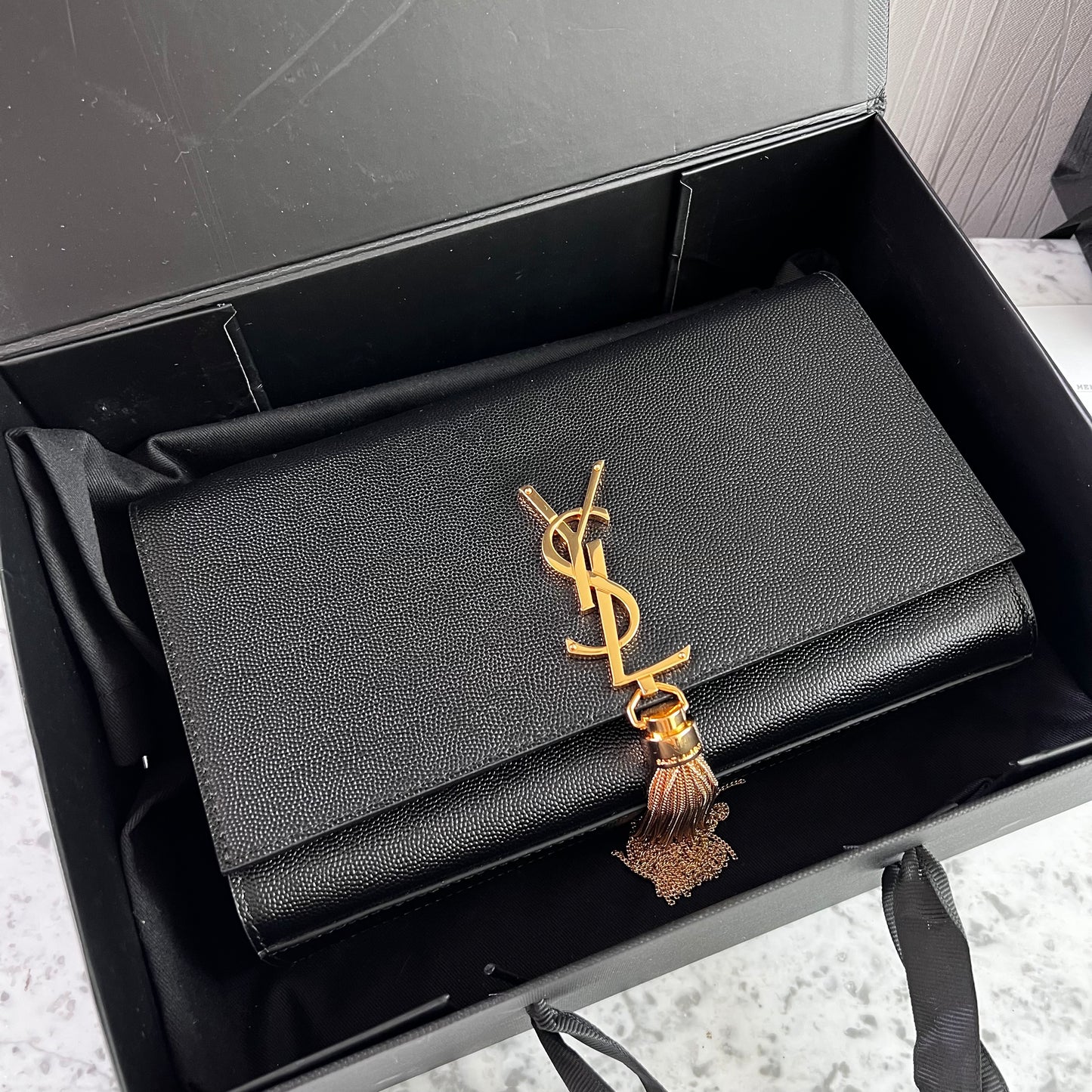 Bolso Y piel granulada color negro con borla