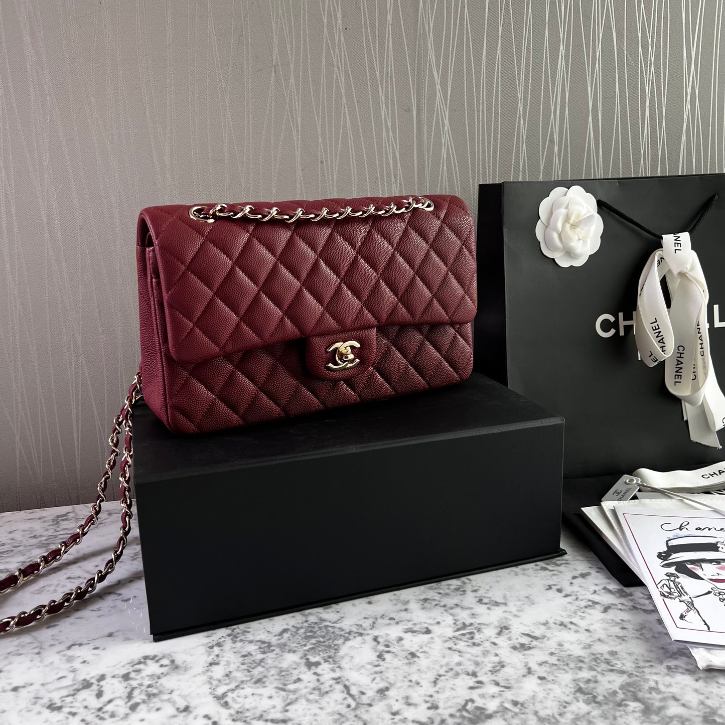 Bolso C-hanel piel caviar color vino, herrajes dorados