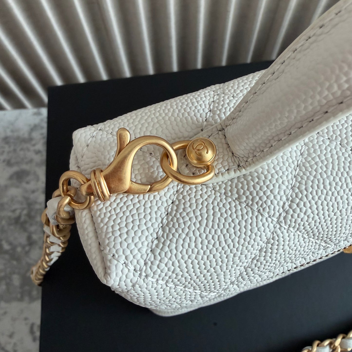 Bolso C-hanel vanity piel caviar color blanco