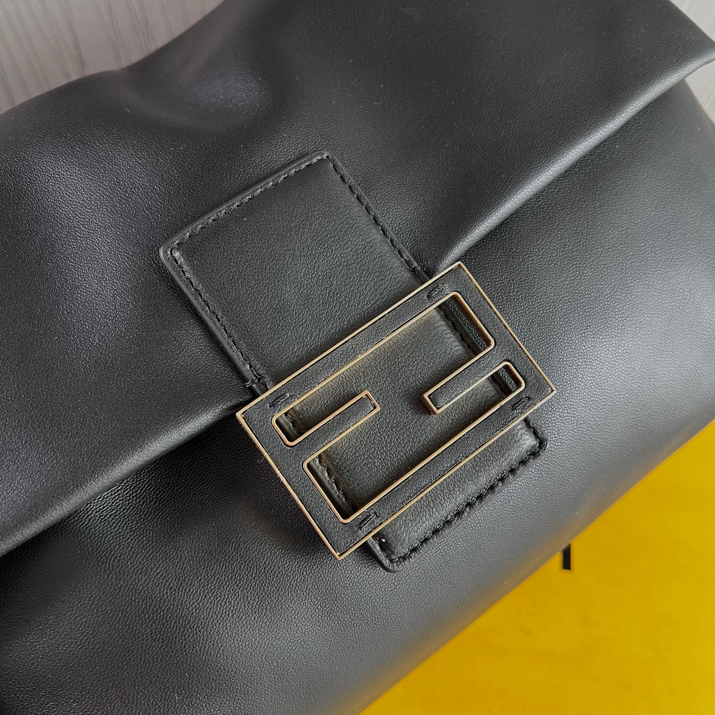 Bolso F M-amma piel negra tamaño grande