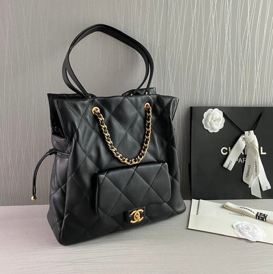 Bolso C hobo piel color negro con herrajes dorados