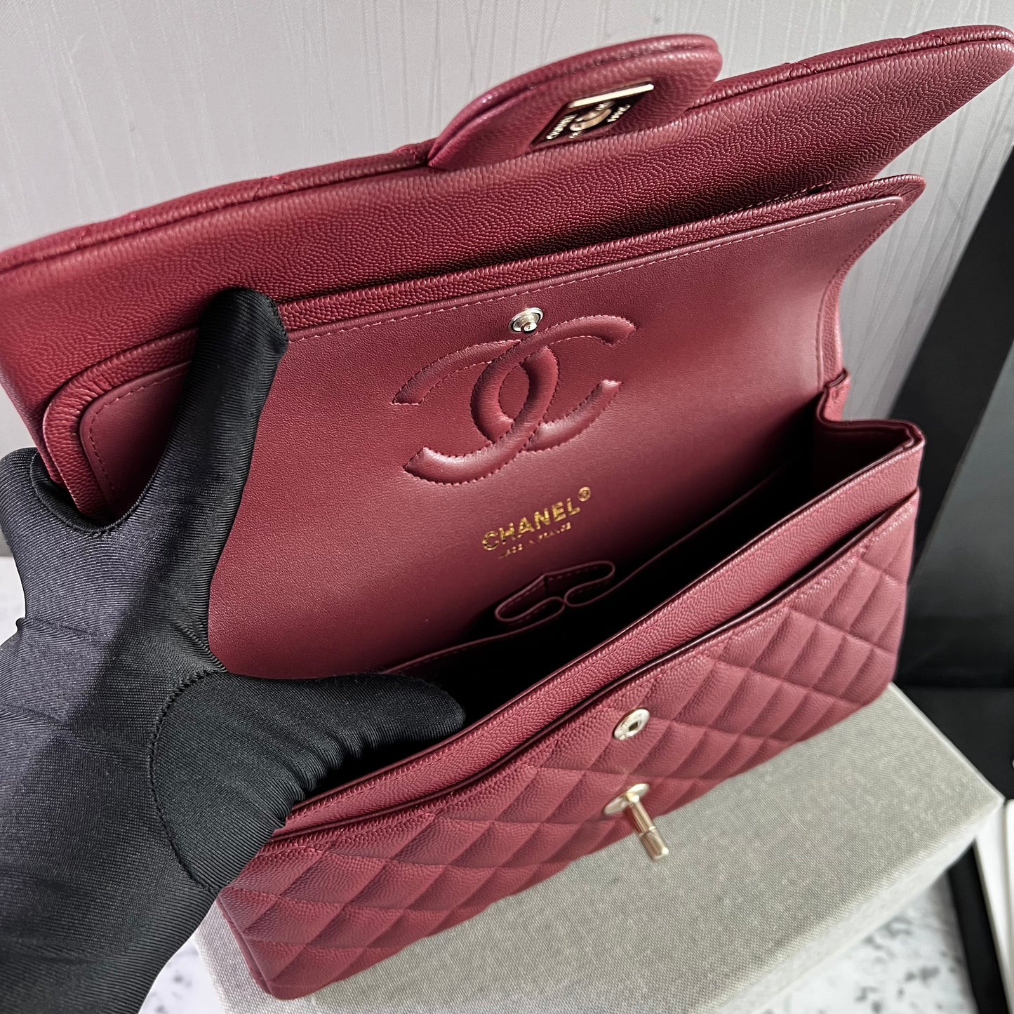 Bolso C-hanel piel caviar color vino, herrajes dorados