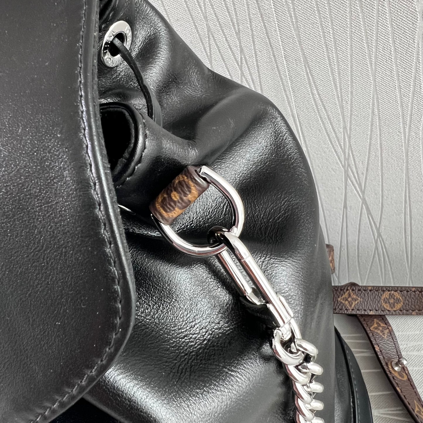 Backpack L piel en color negro
