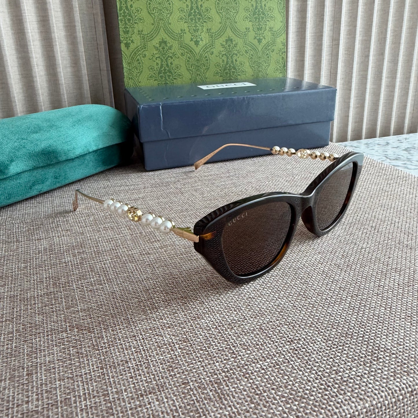 Lentes G-ucci color negro con perlas