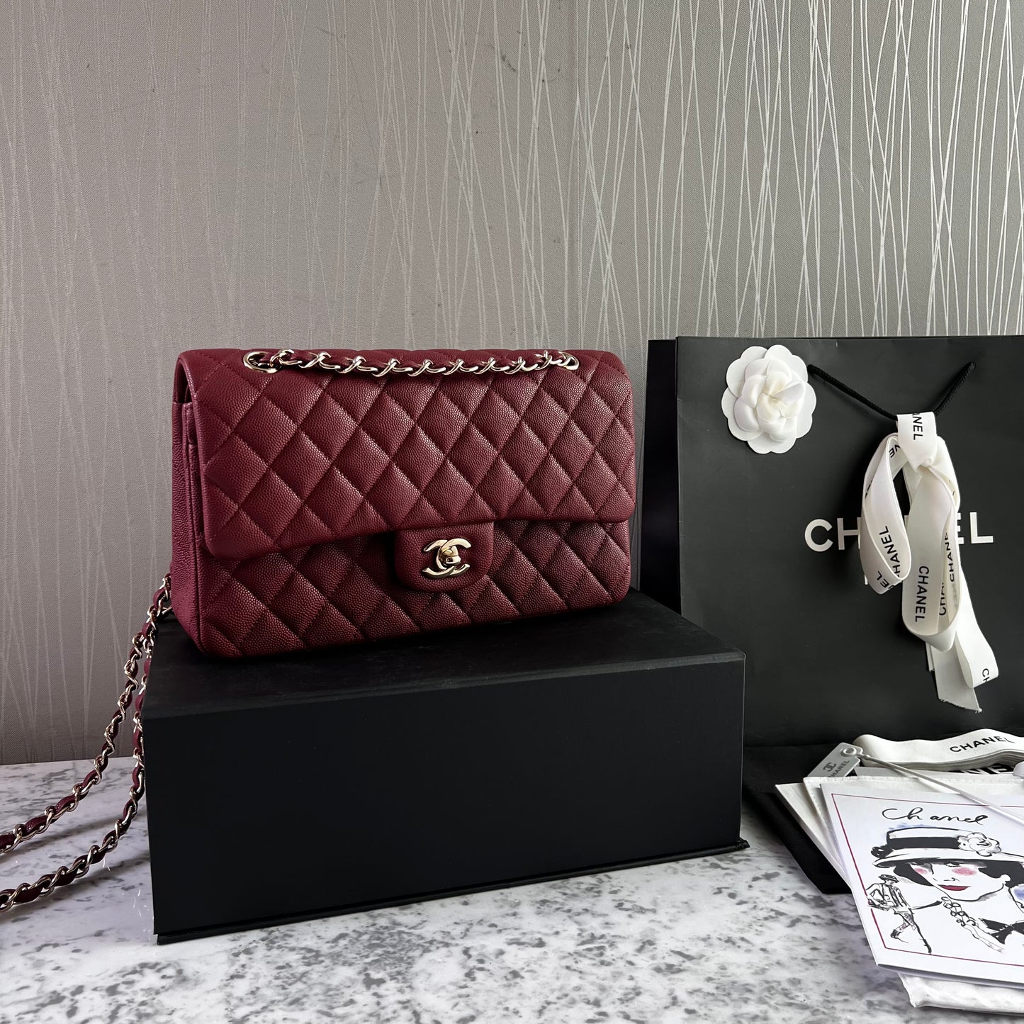 Bolso C-hanel piel caviar color vino, herrajes dorados