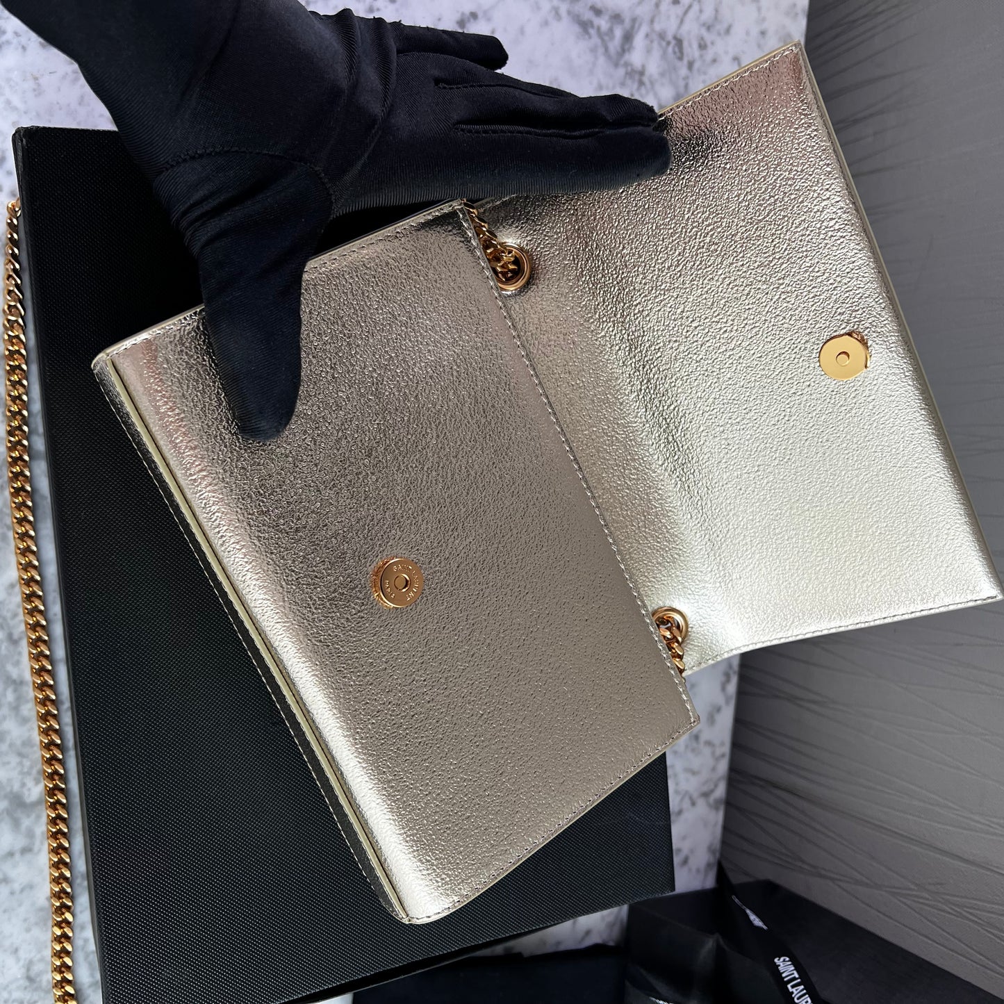 Bolso Y piel metalizada color dorado con borla