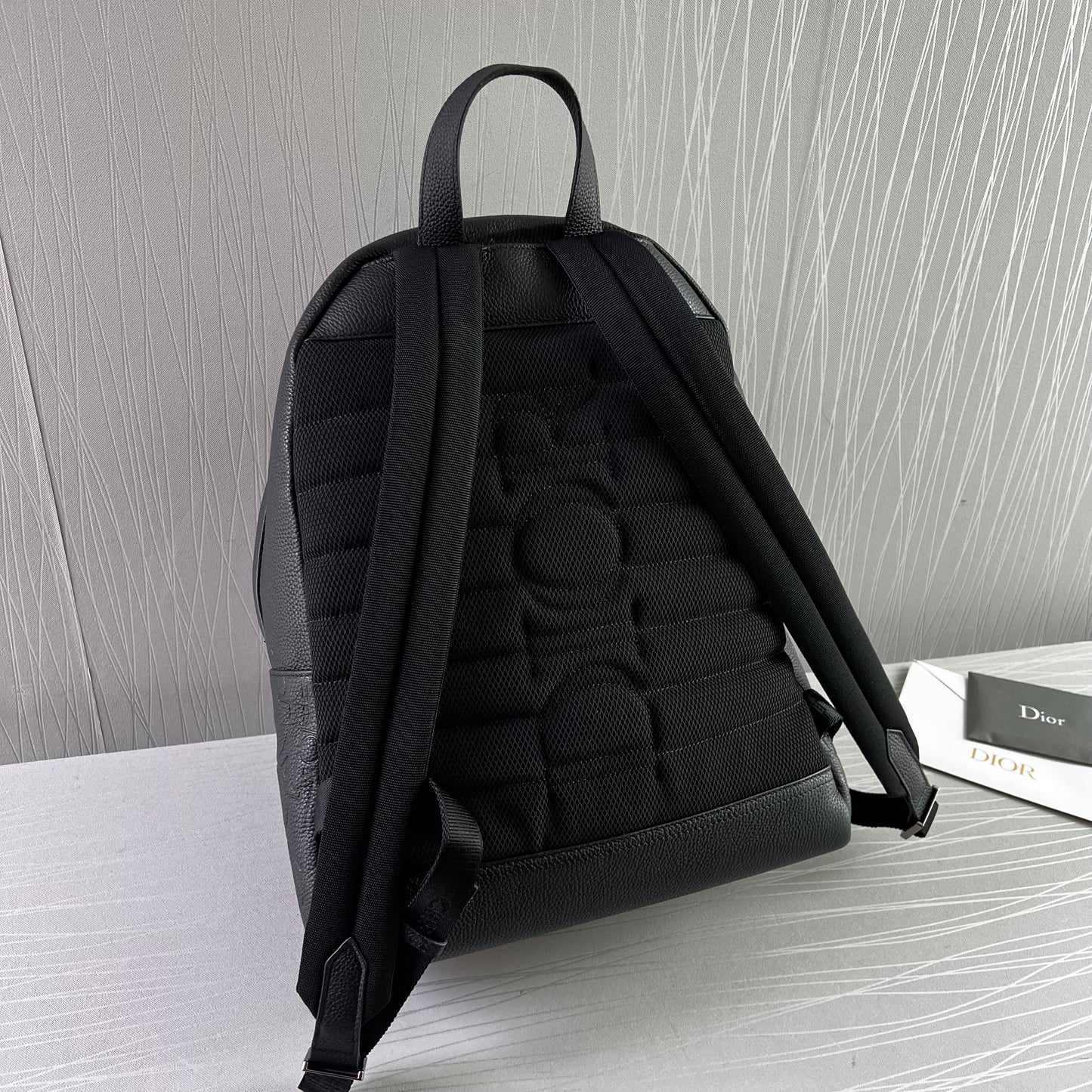 Backpack D piel grabada color negro