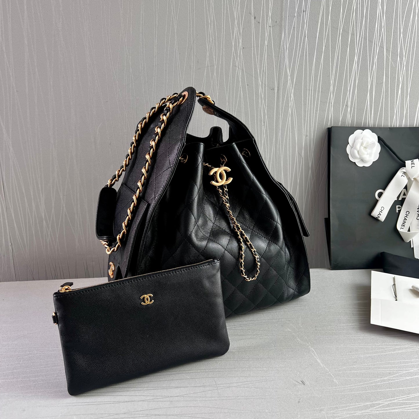 Bolso C 2-5 hobo piel granulada color negro mediana