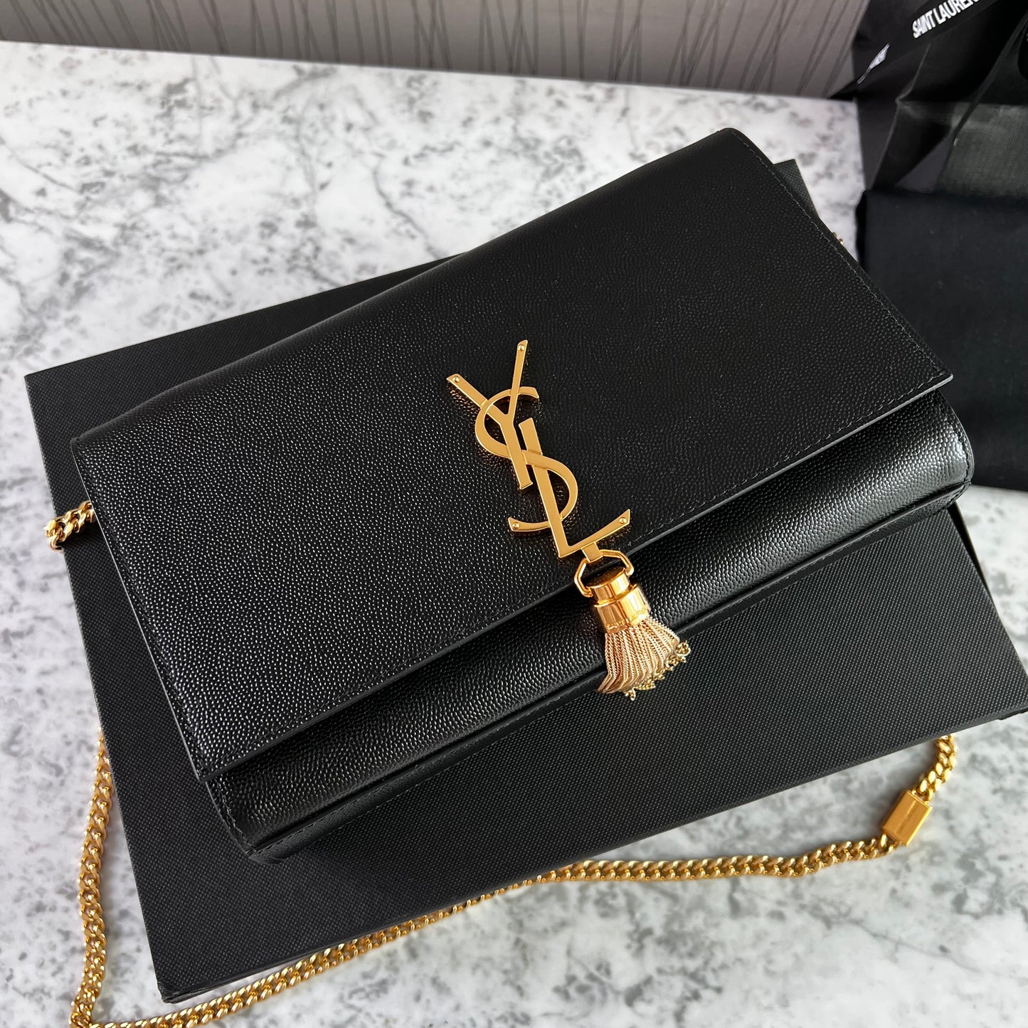 Bolso Y piel granulada color negro con borla