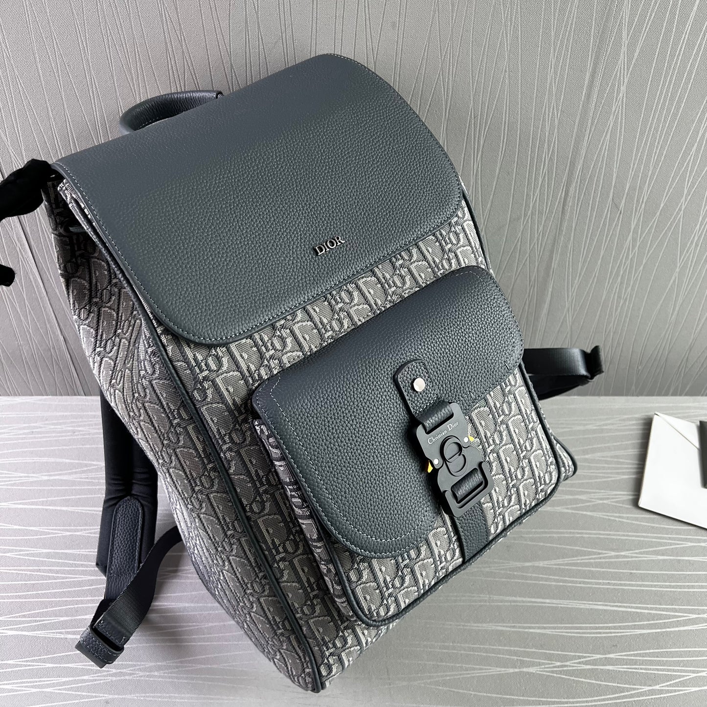 Backpack D tela grabada y piel color gris