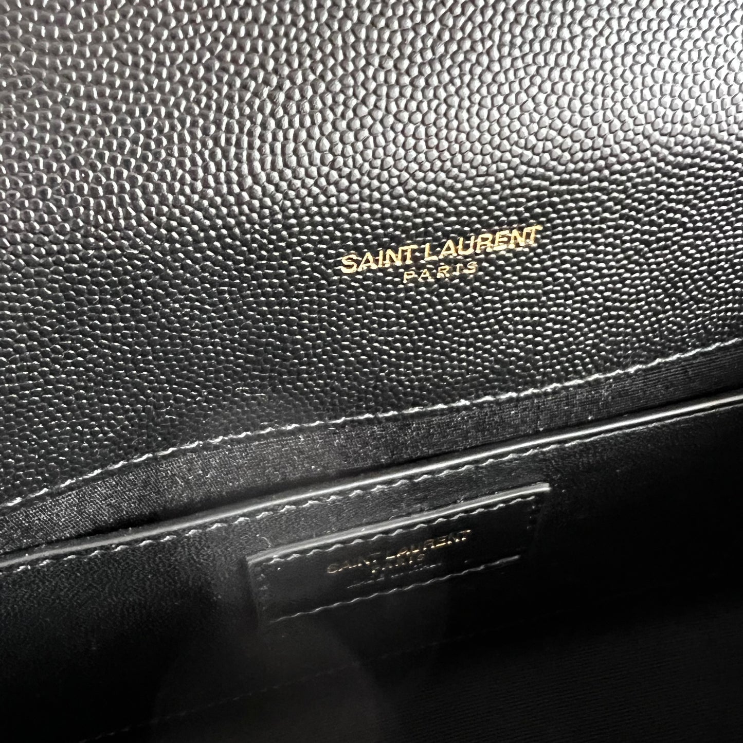 Bolso Y piel granulada color negro con borla