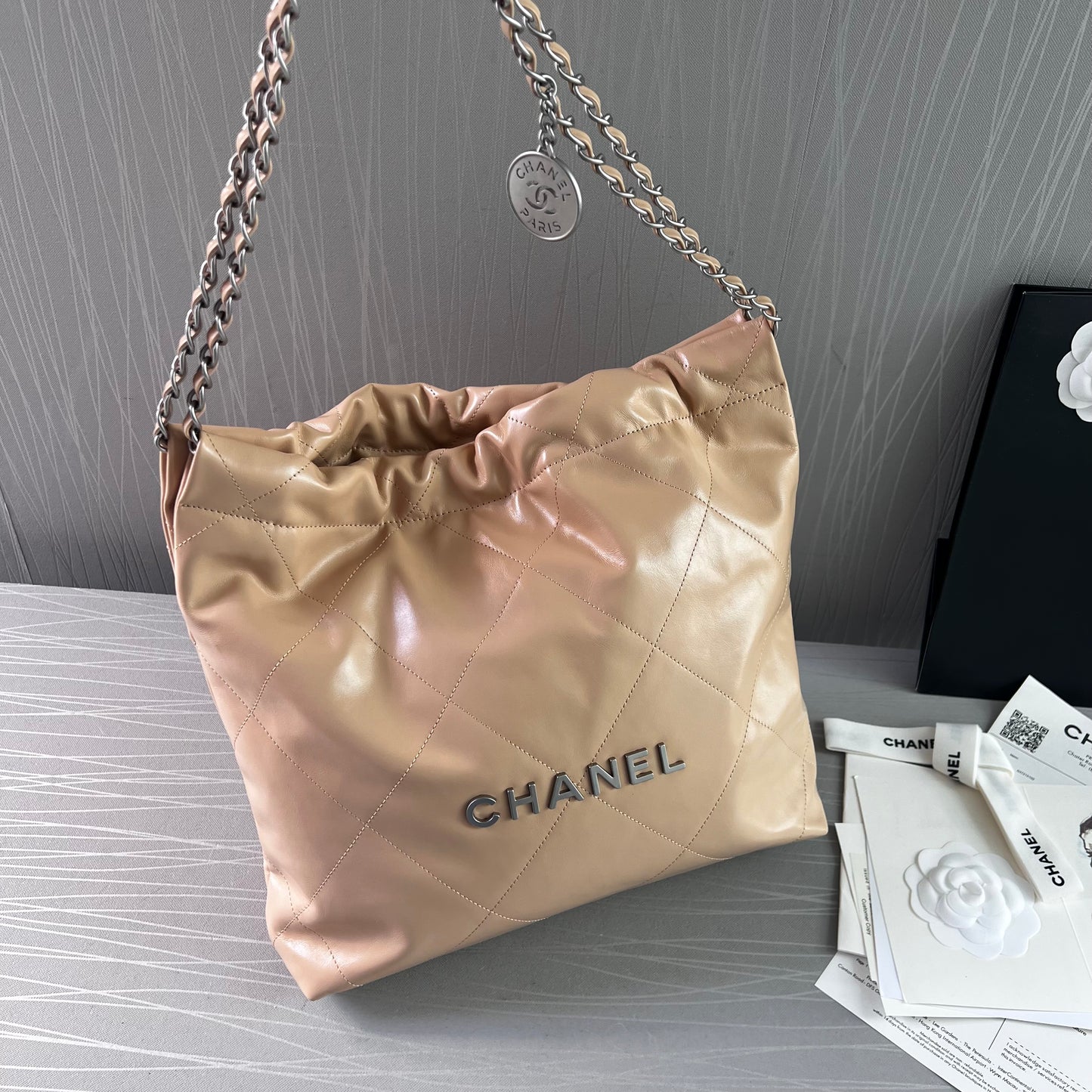 Bolso C piel color beige herrajes plateados