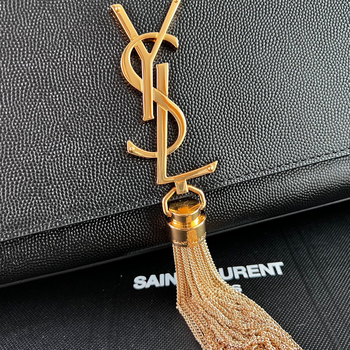 Bolso Y piel granulada color negro con borla