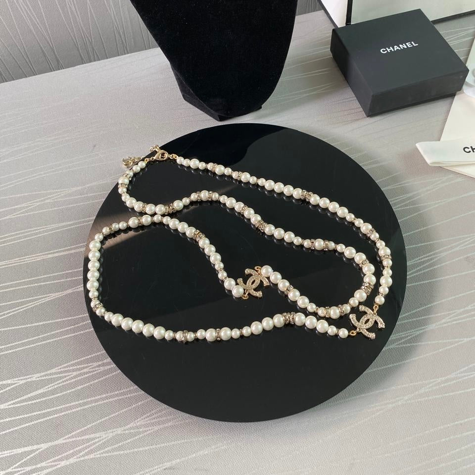 Collar C dorado combinado con perlas