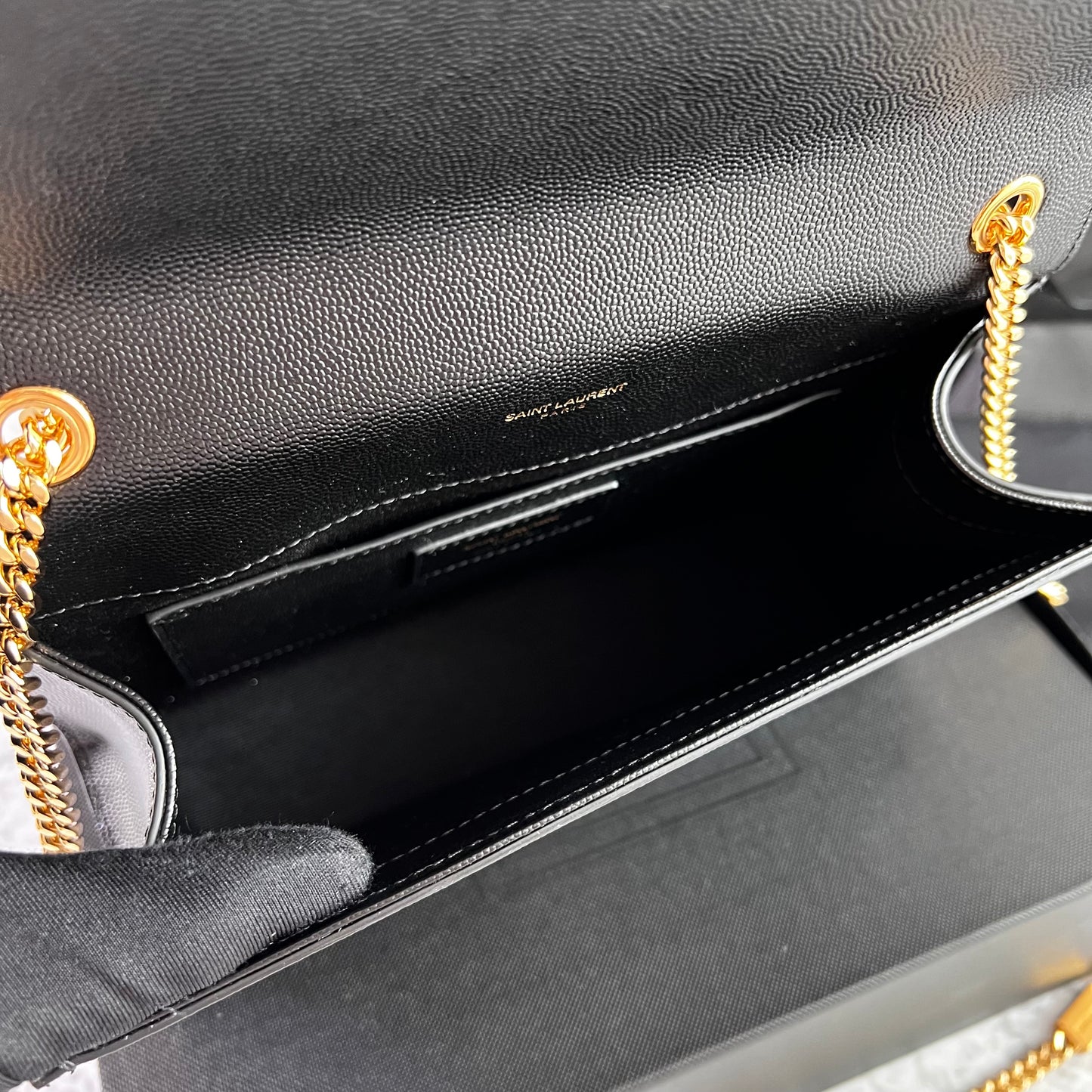 Bolso Y piel granulada color negro con borla