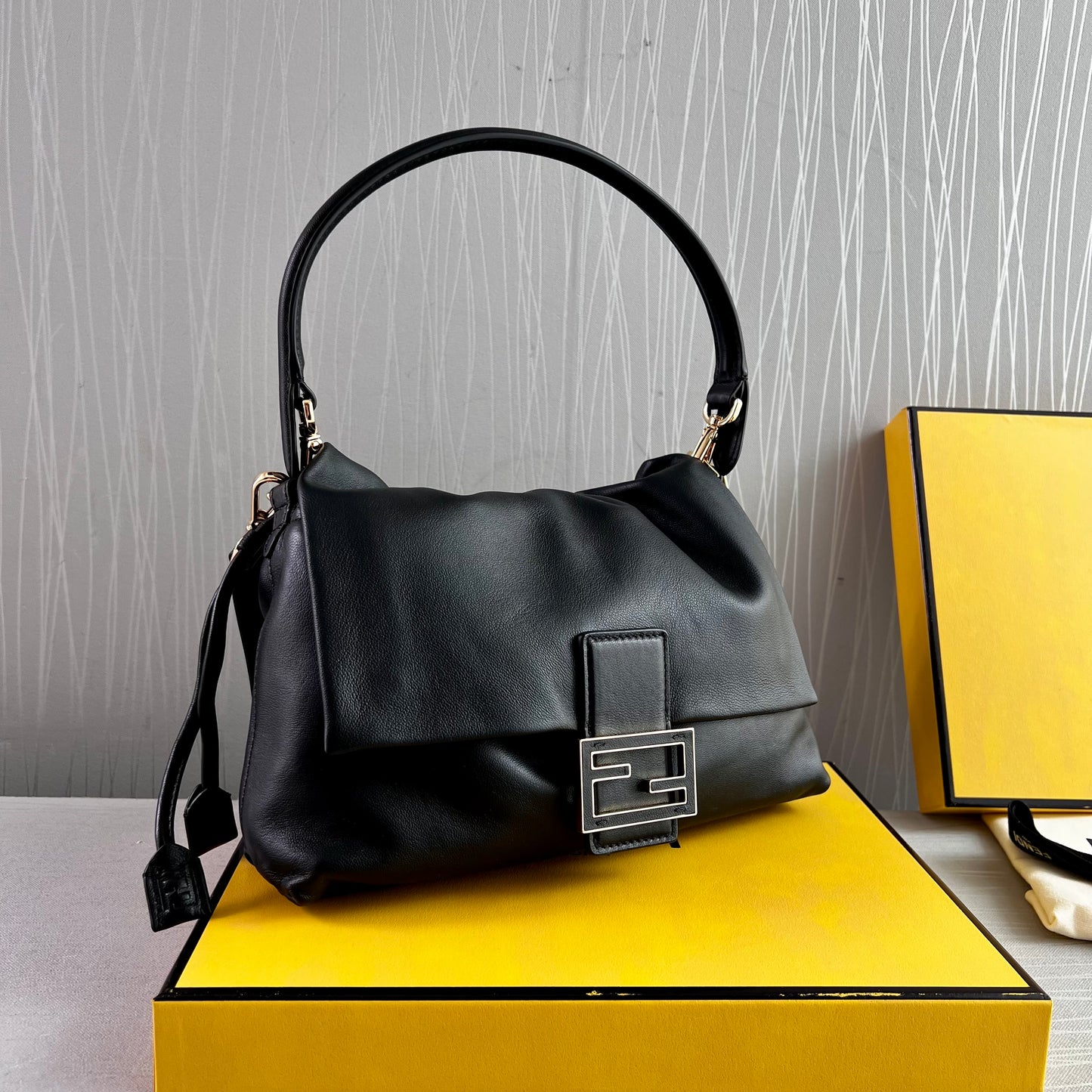 Bolso F piel color negro tamaño mediano