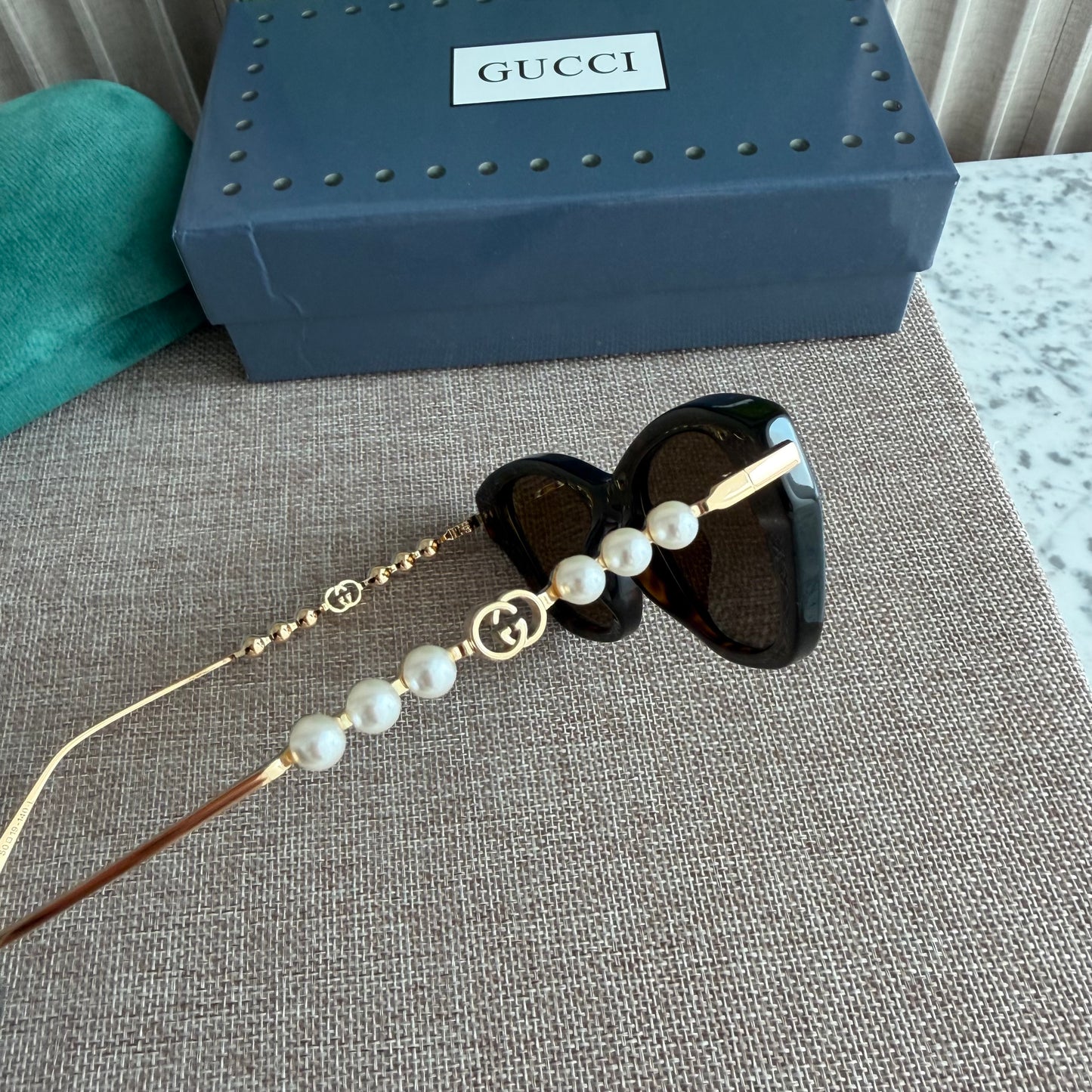 Lentes G-ucci color negro con perlas