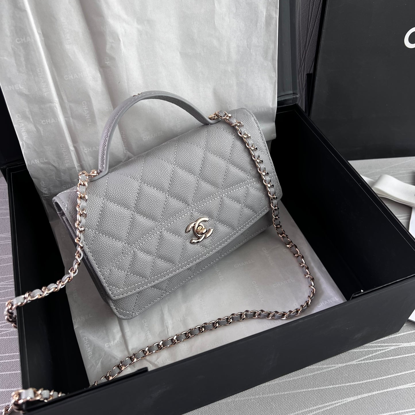 Bolso C piel color gris con herrajes dorados