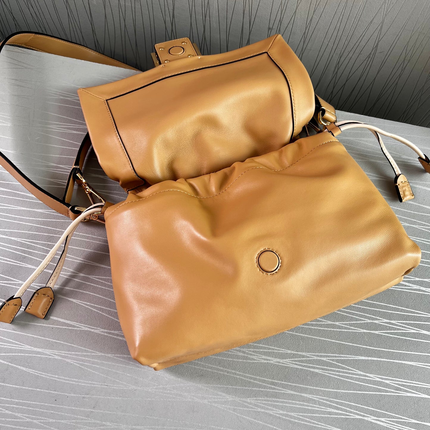 Bolso F piel color beige tamaño mediano