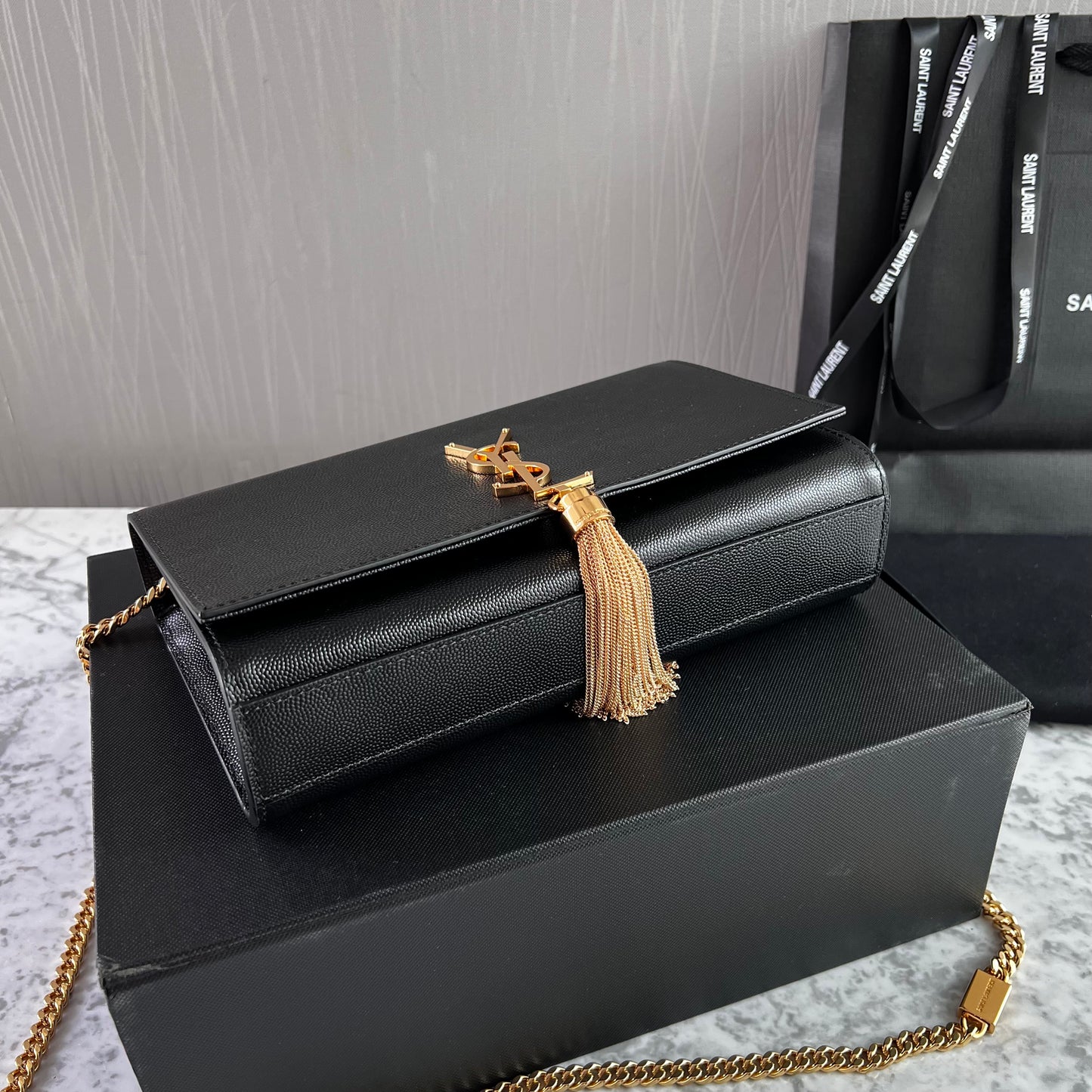 Bolso Y piel granulada color negro con borla