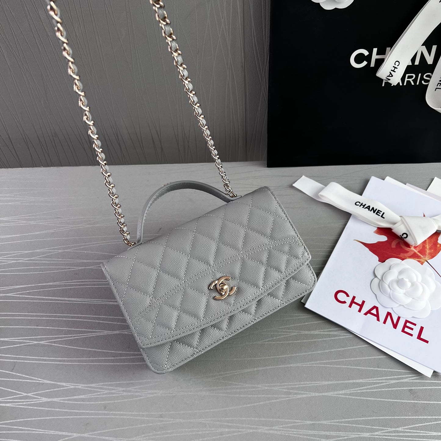 Bolso C piel color gris con herrajes dorados