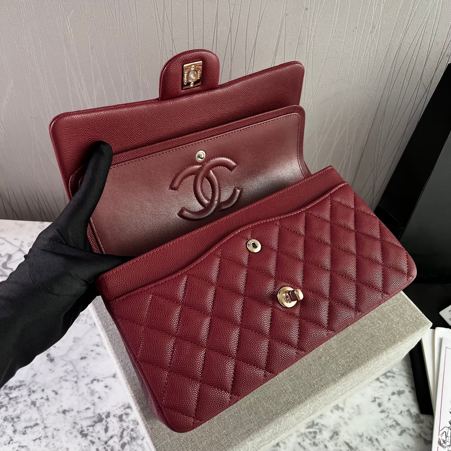 Bolso C-hanel piel caviar color vino, herrajes dorados