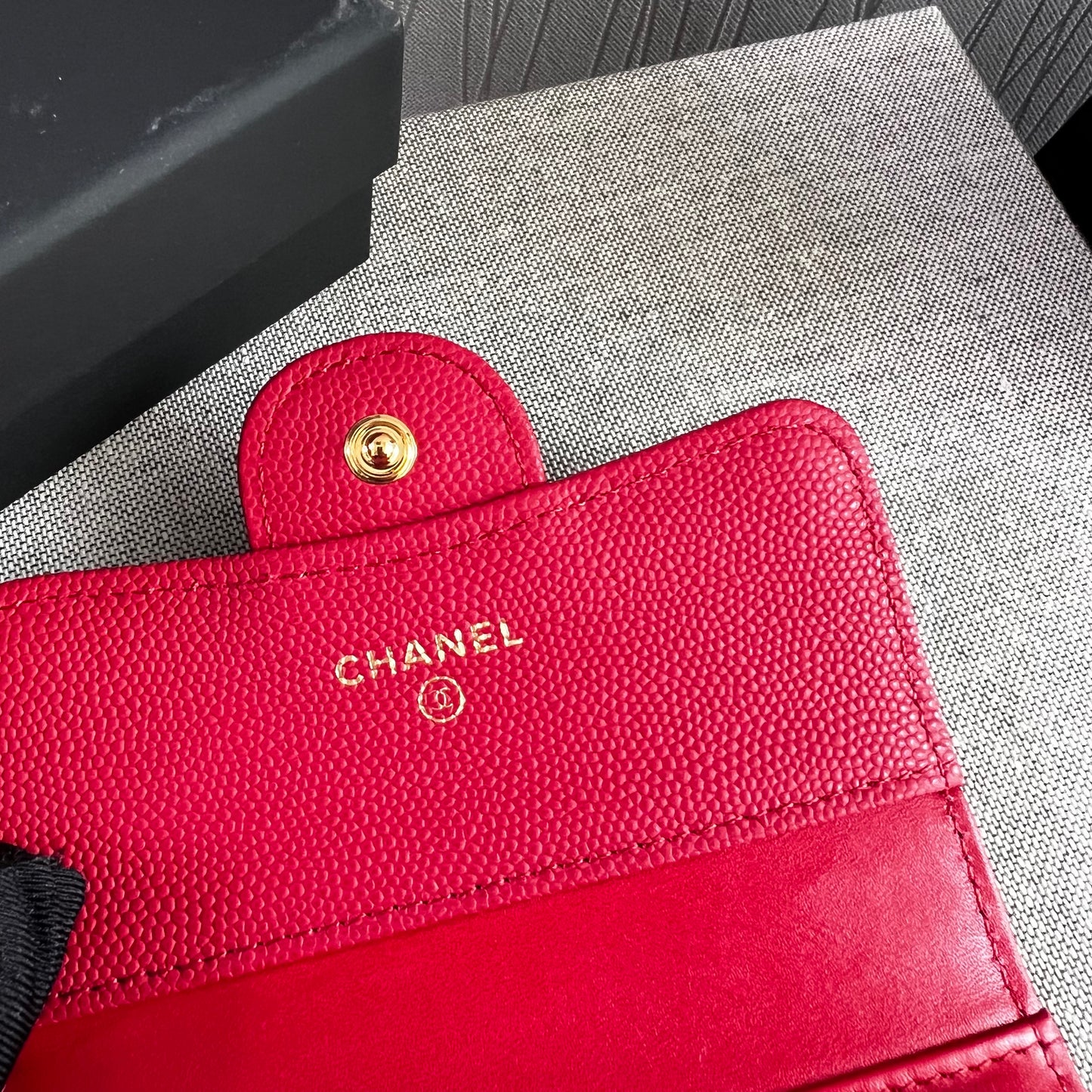 Cartera C-hanel piel caviar color rojo, herraje dorado