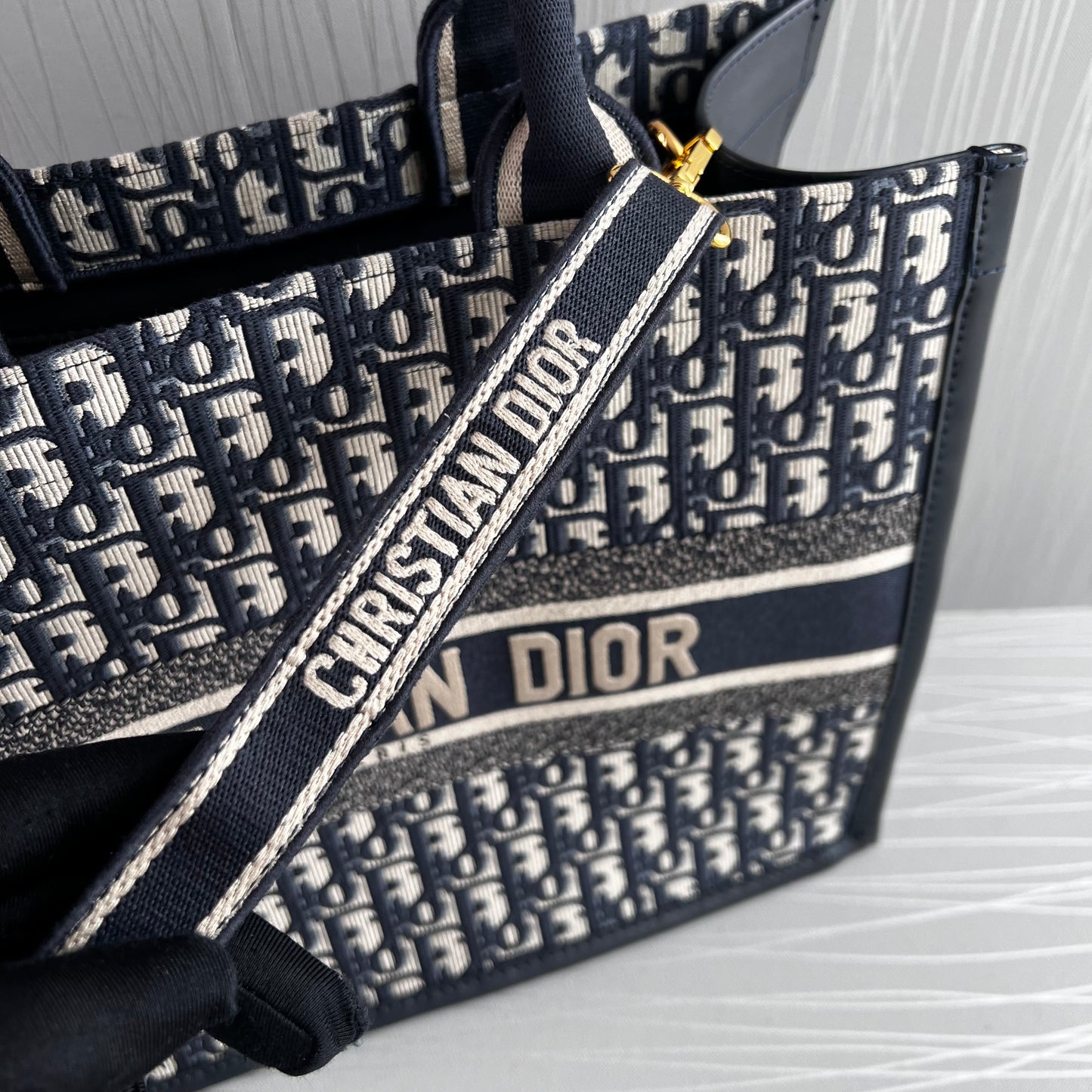 Bolso D Tote tela jacquard bordada en color azul marino