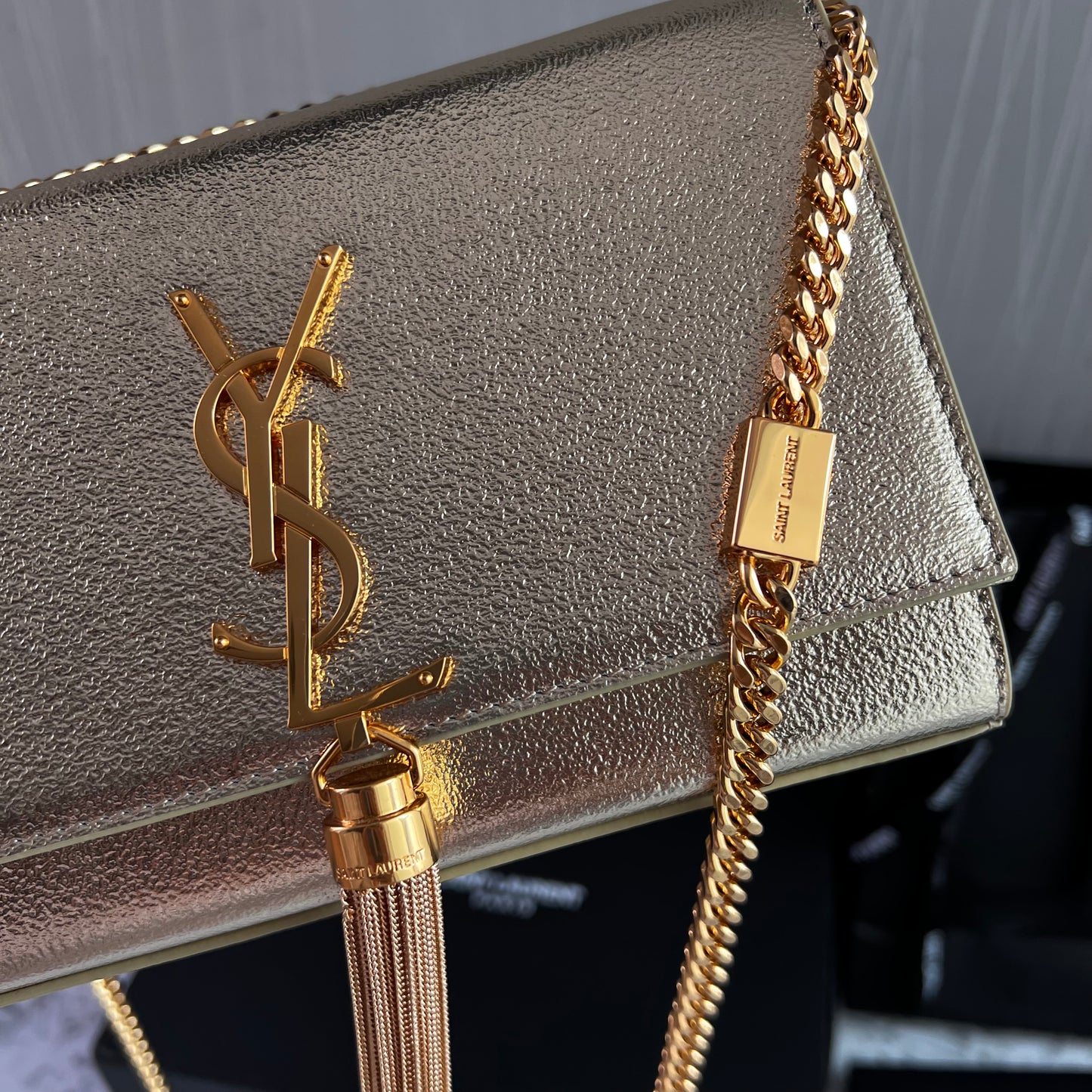 Bolso Y piel metalizada color dorado con borla