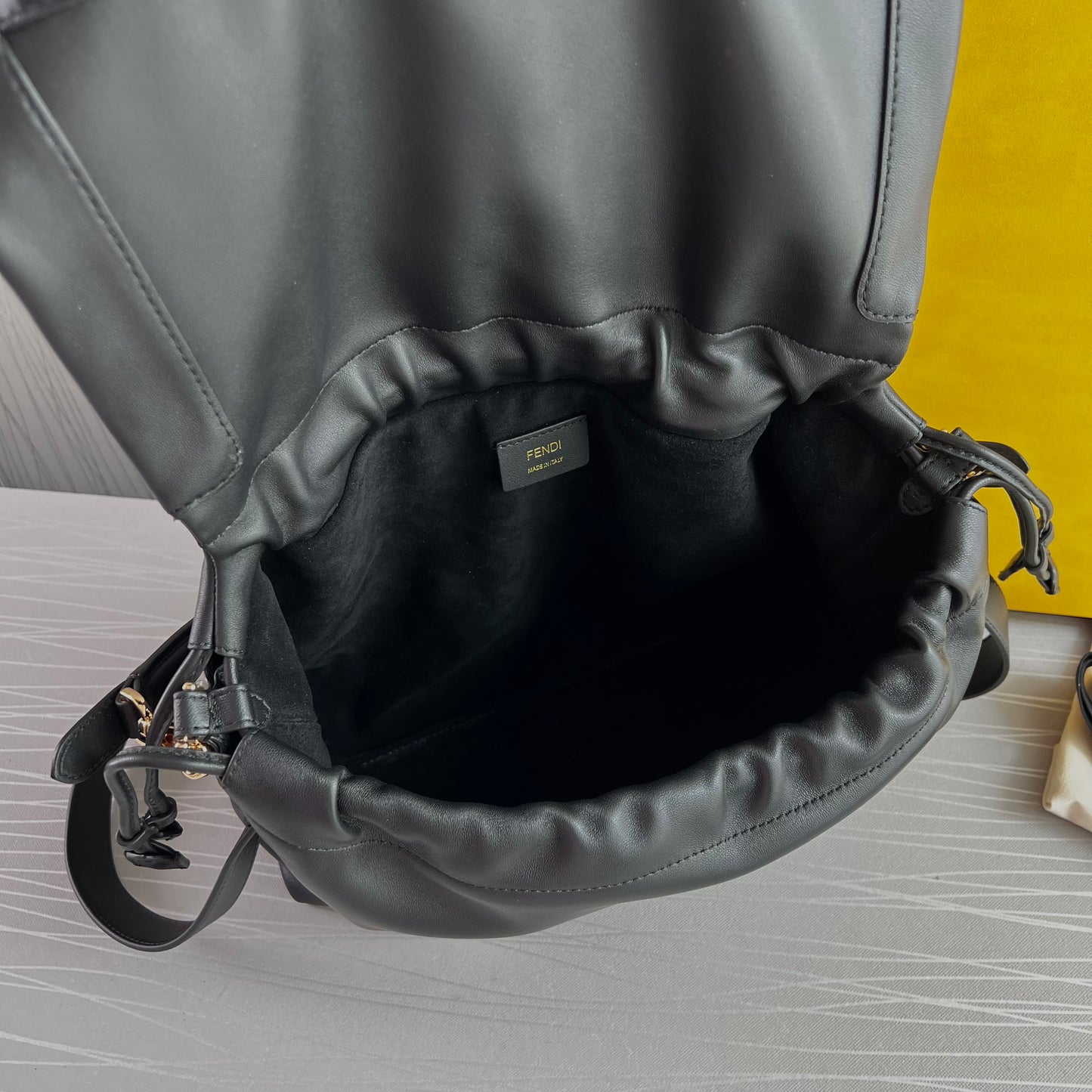 Bolso F M-amma piel negra tamaño grande