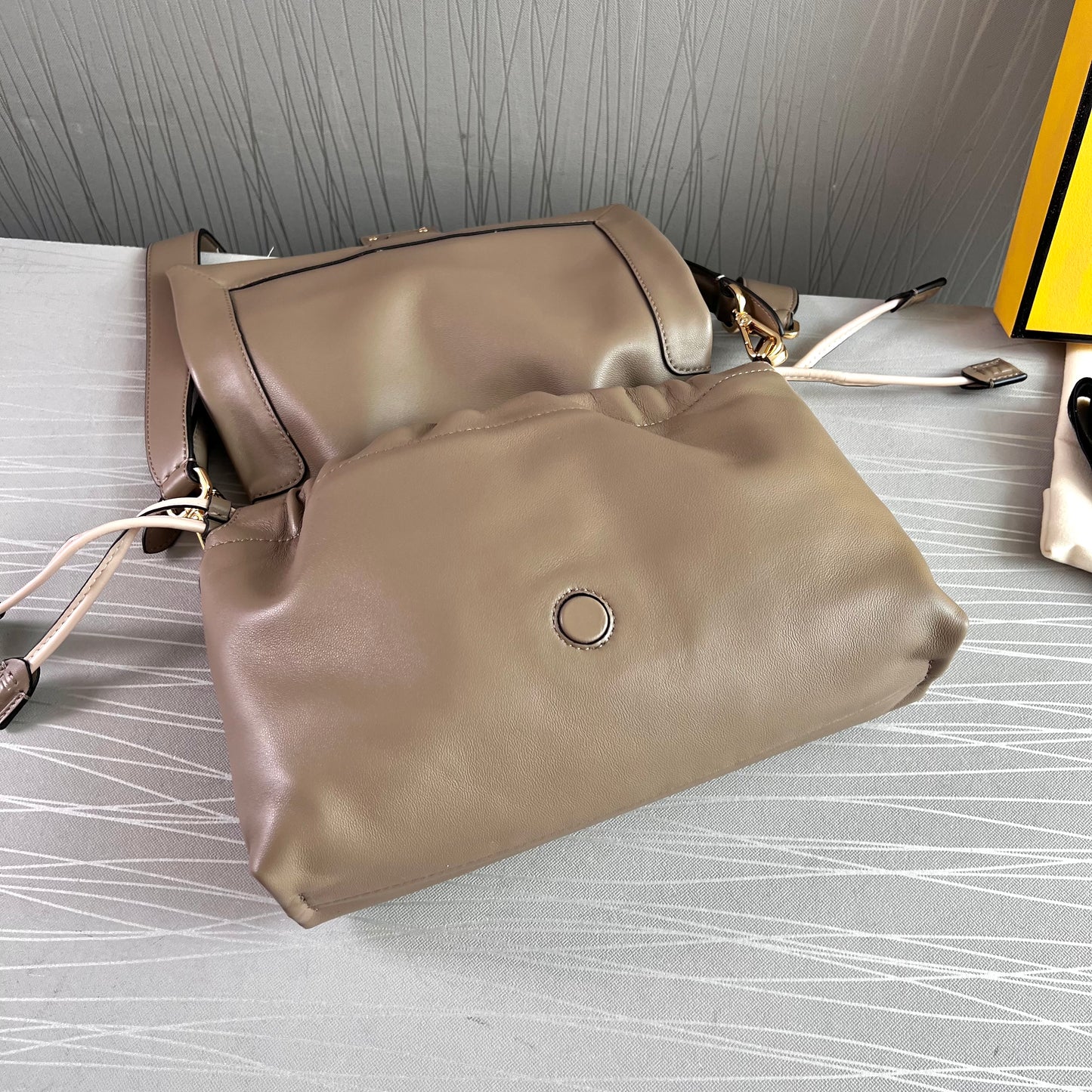 Bolso F piel color greige tamaño mediano