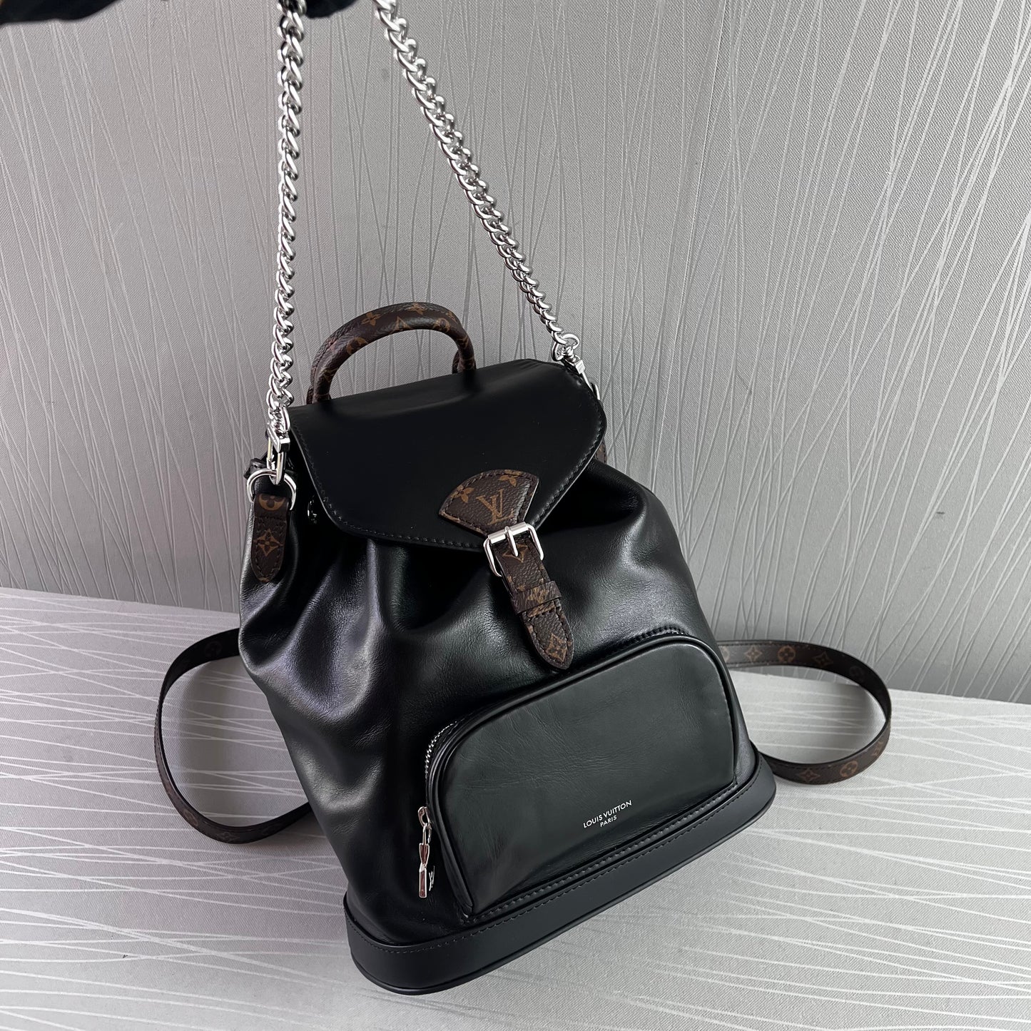 Backpack L piel en color negro