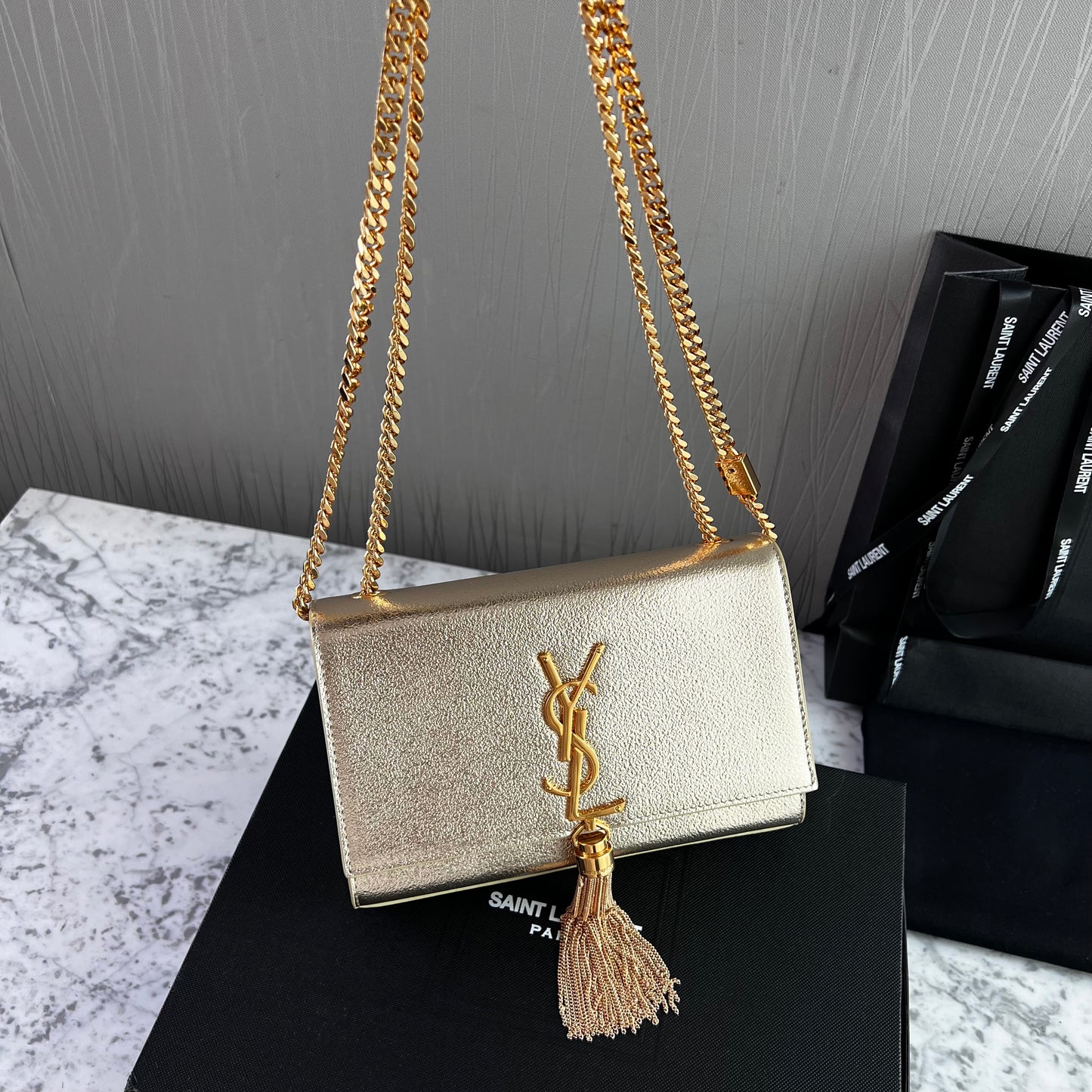 Bolso Y piel metalizada color dorado con borla