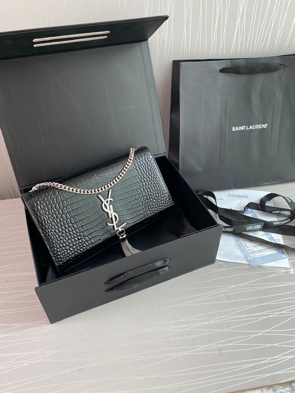 Bolso Y K-ate piel efecto cocodrilo color negra