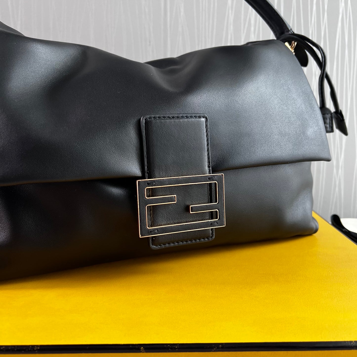 Bolso F M-amma piel negra tamaño grande