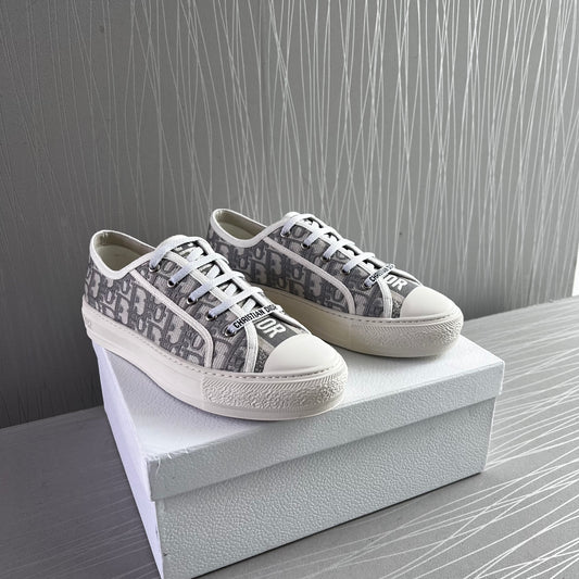 Sneakers D color gris con blanco tela bordada