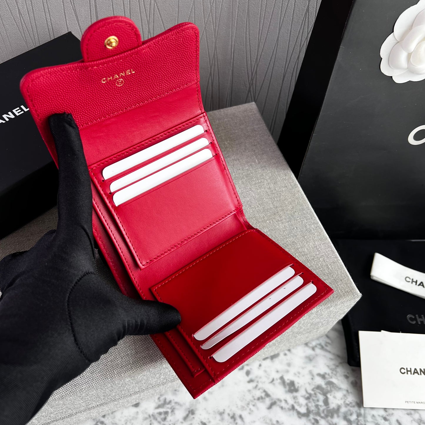 Cartera C-hanel piel caviar color rojo, herraje dorado