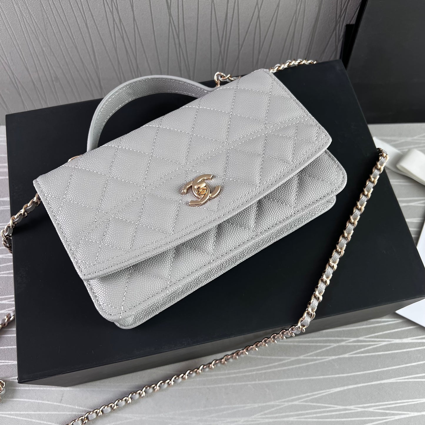 Bolso C piel color gris con herrajes dorados