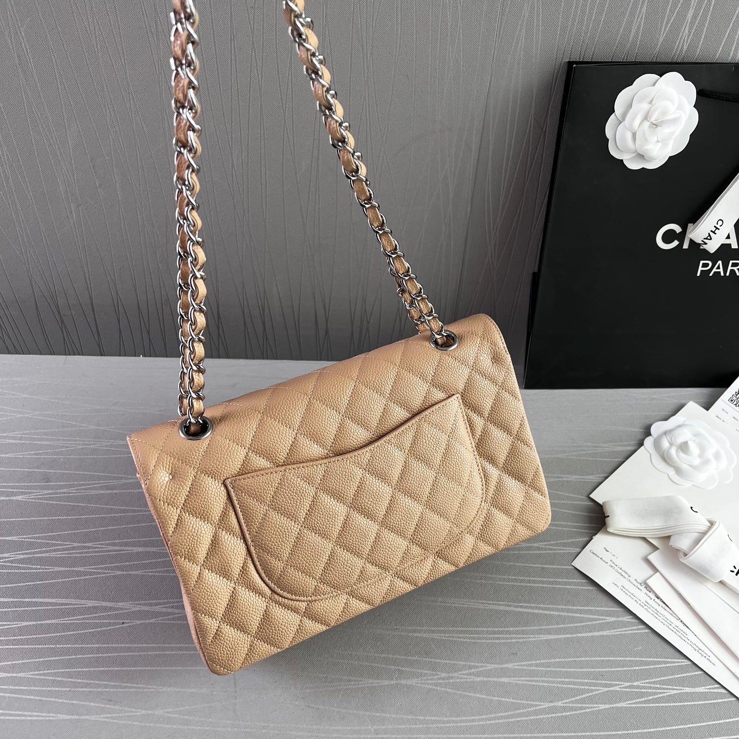 Bolso C piel color beige herrajes plateados