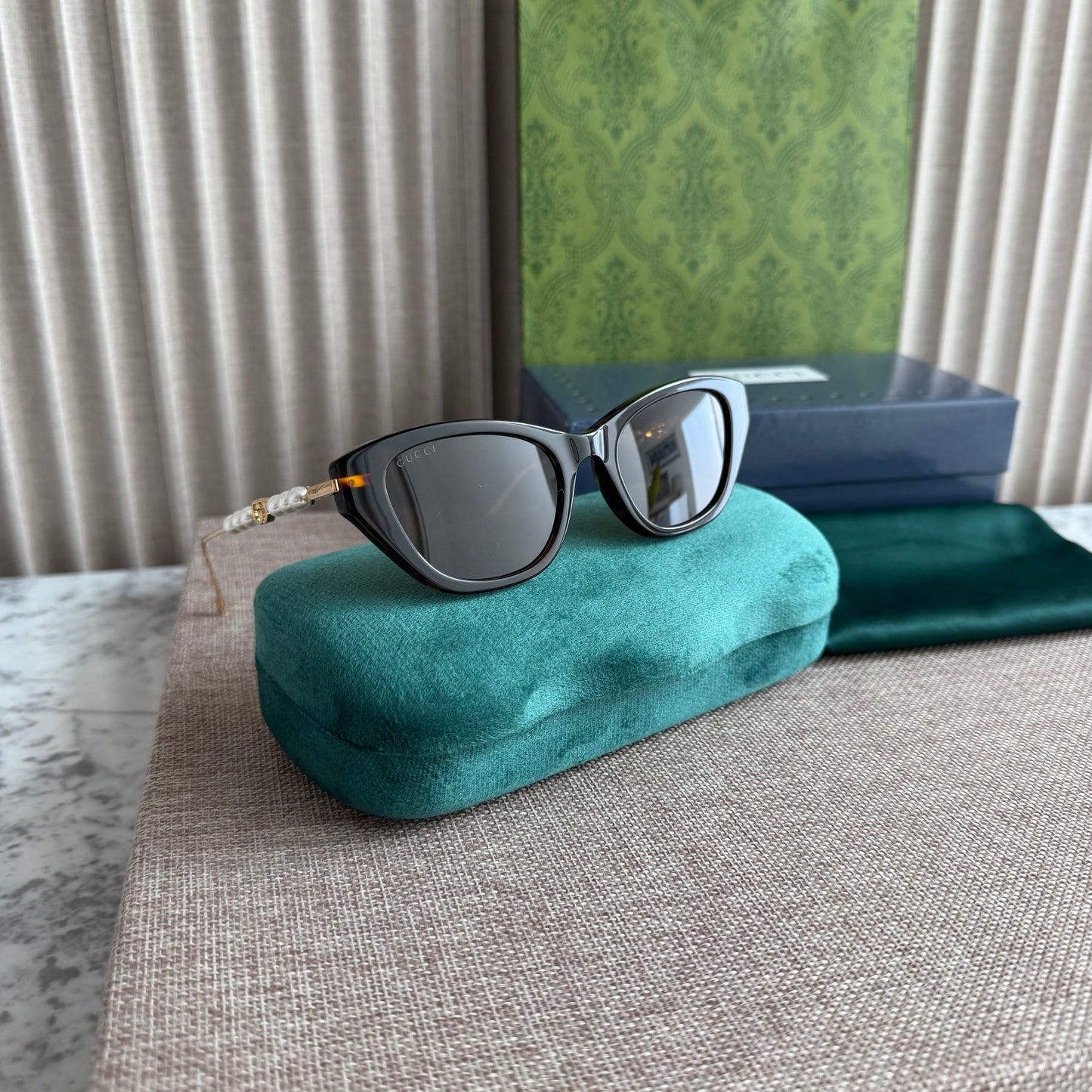 Lentes G-ucci color negro con perlas
