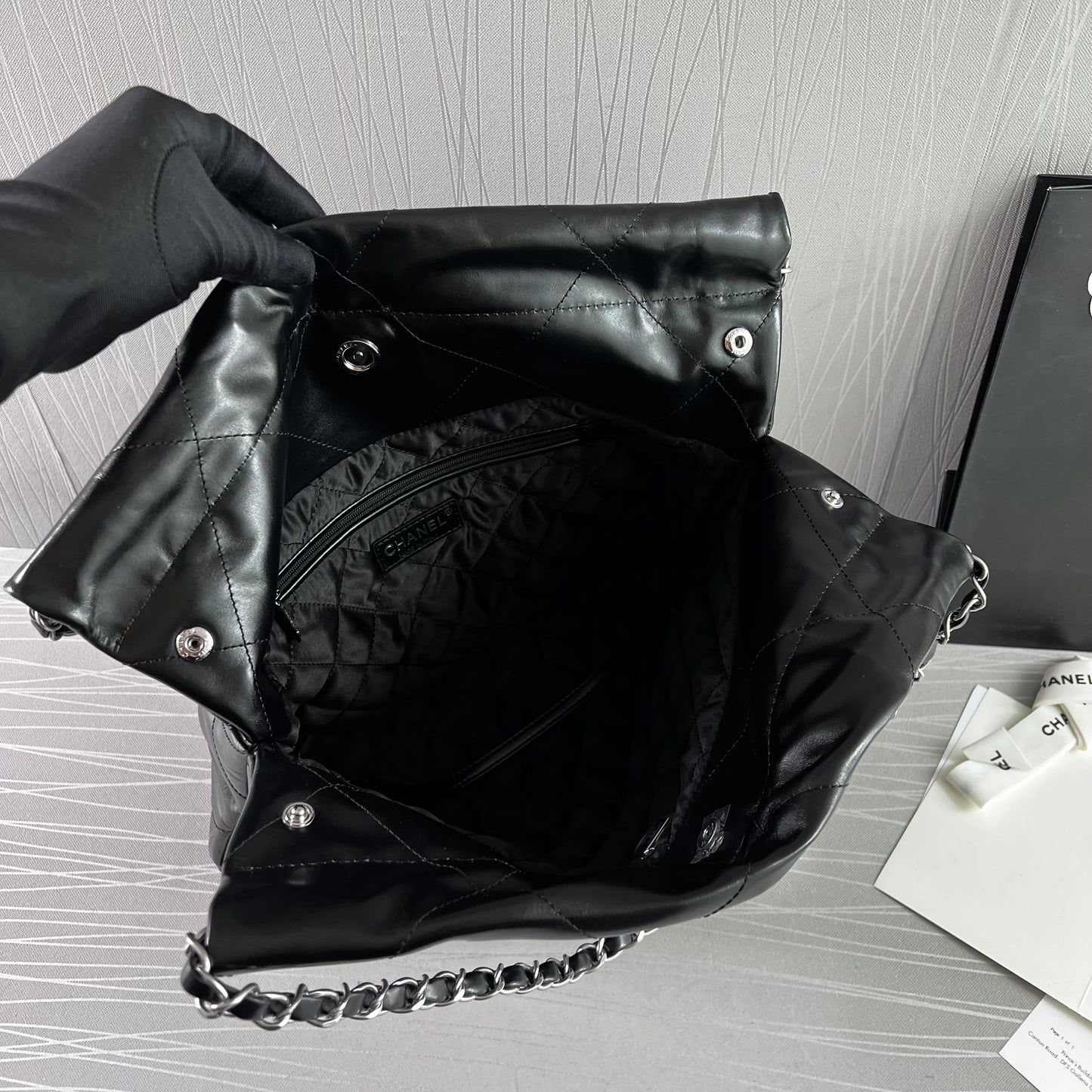 Bolso C piel negra herrajes plateados